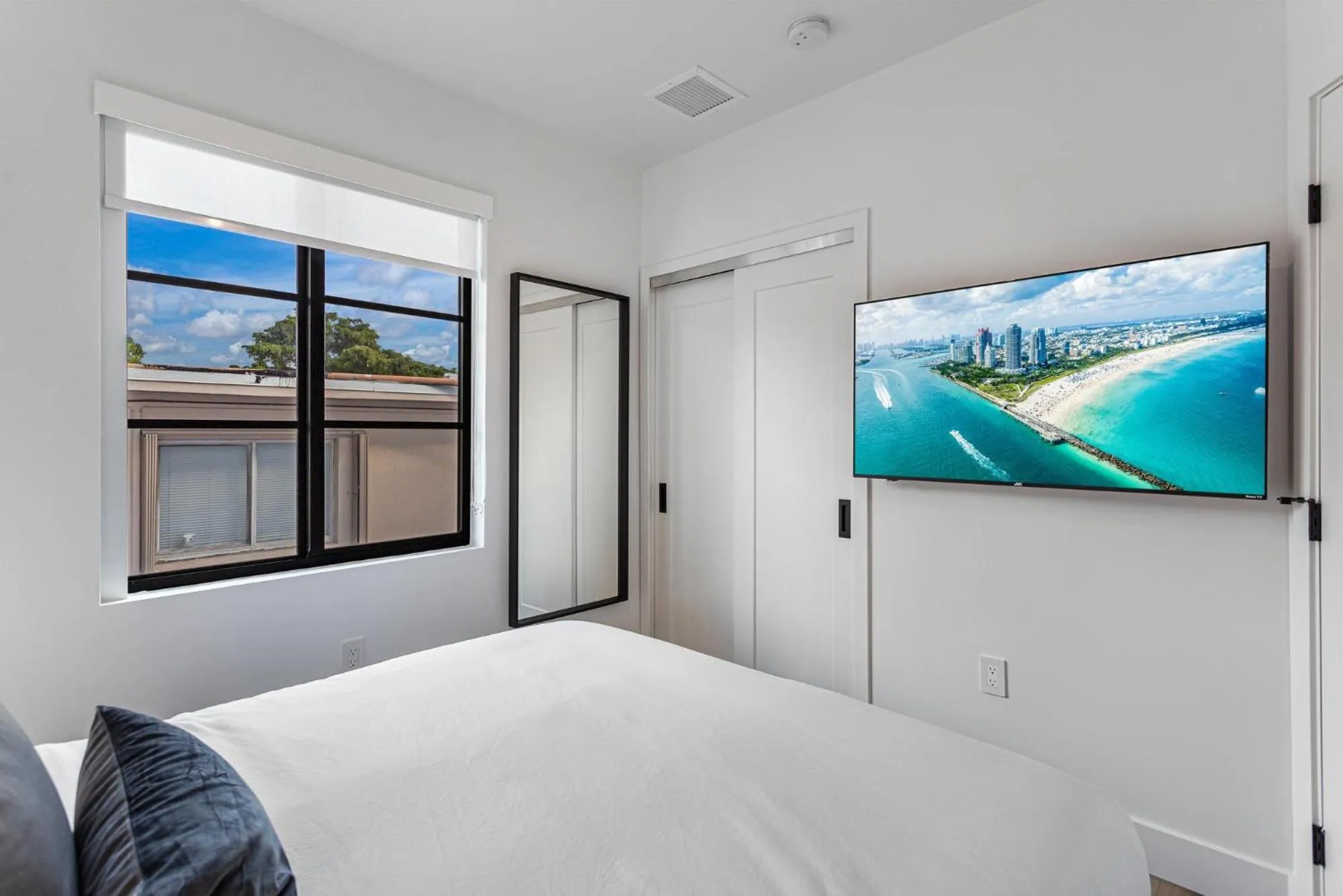 Bedroom, Bed in Lux Retreat By Renzzi