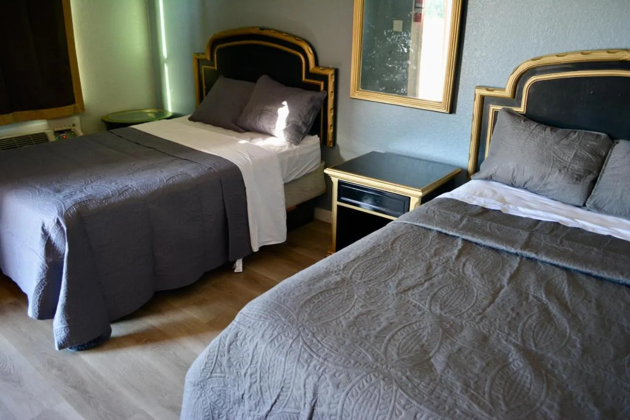 Bed in Texas Lodge Kenedy