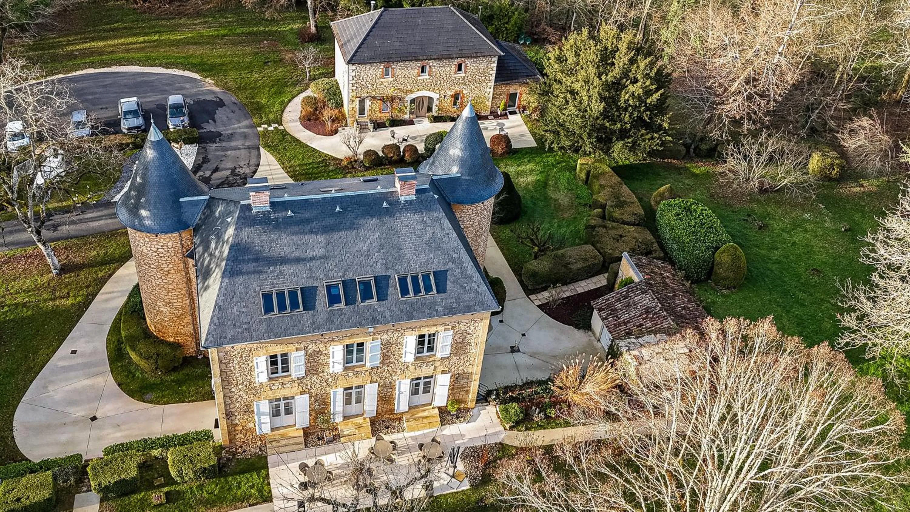 Property building in Château de Maraval