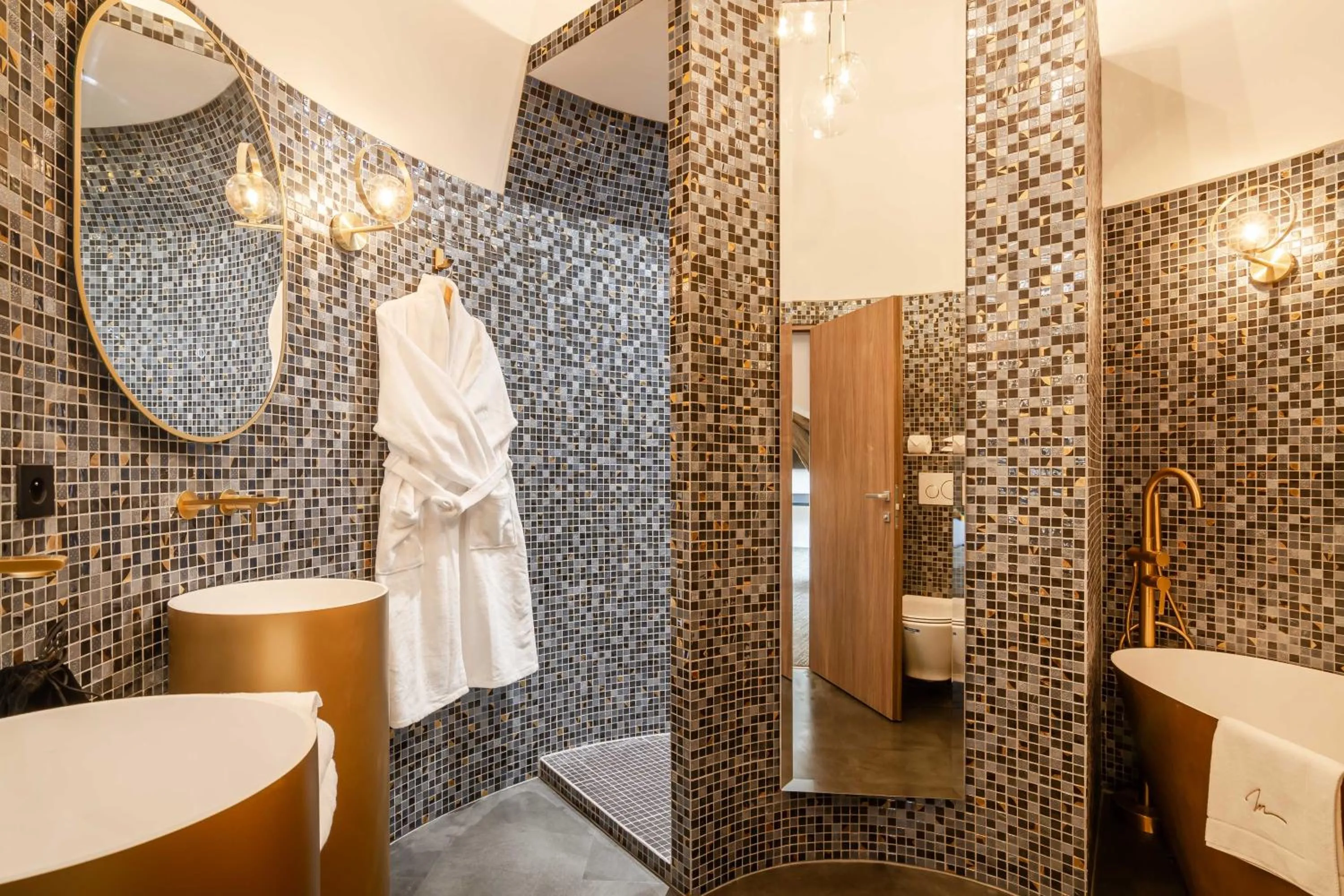 Shower in Château de Maraval