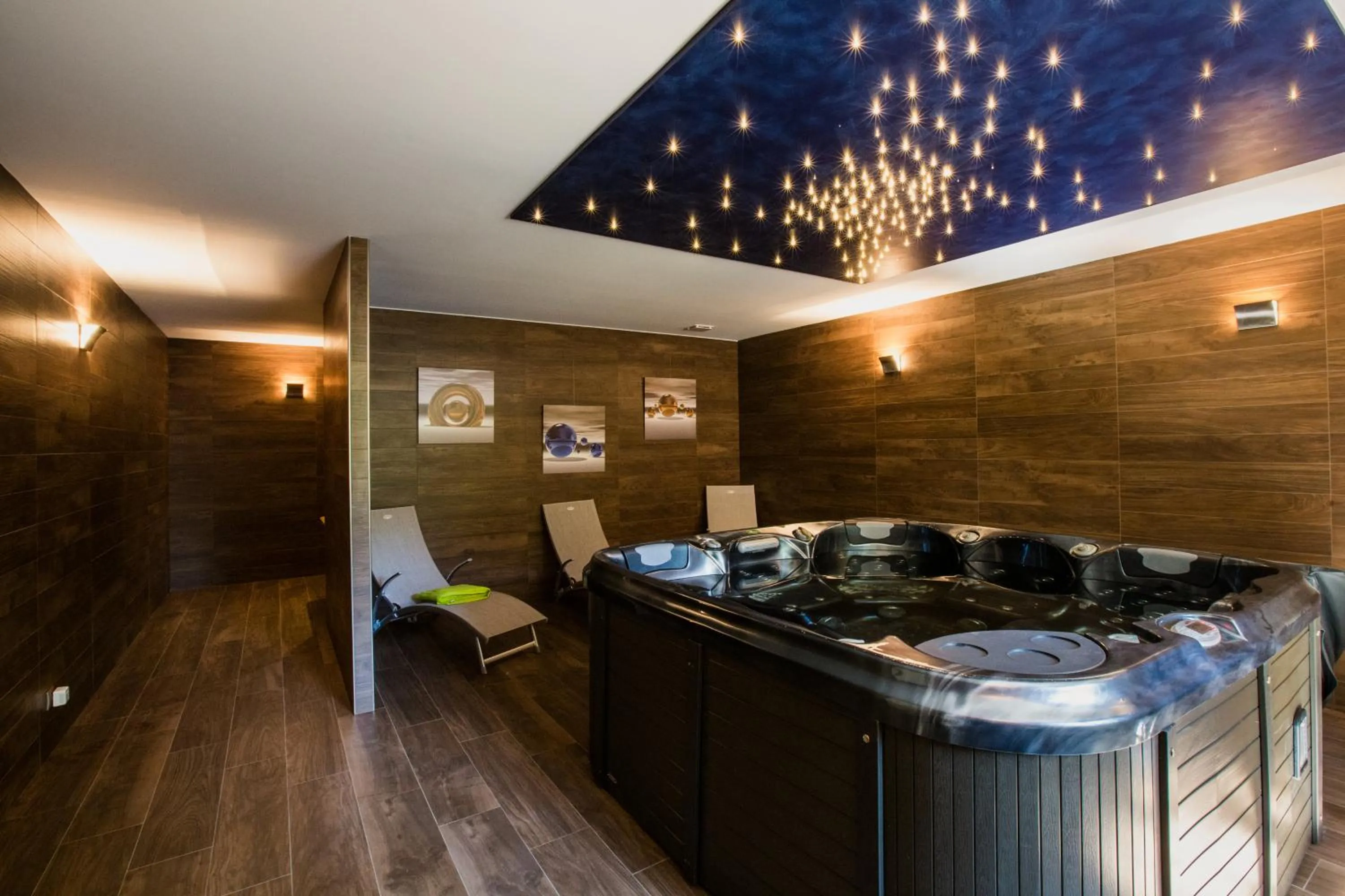 Hot Tub in Château de Maraval