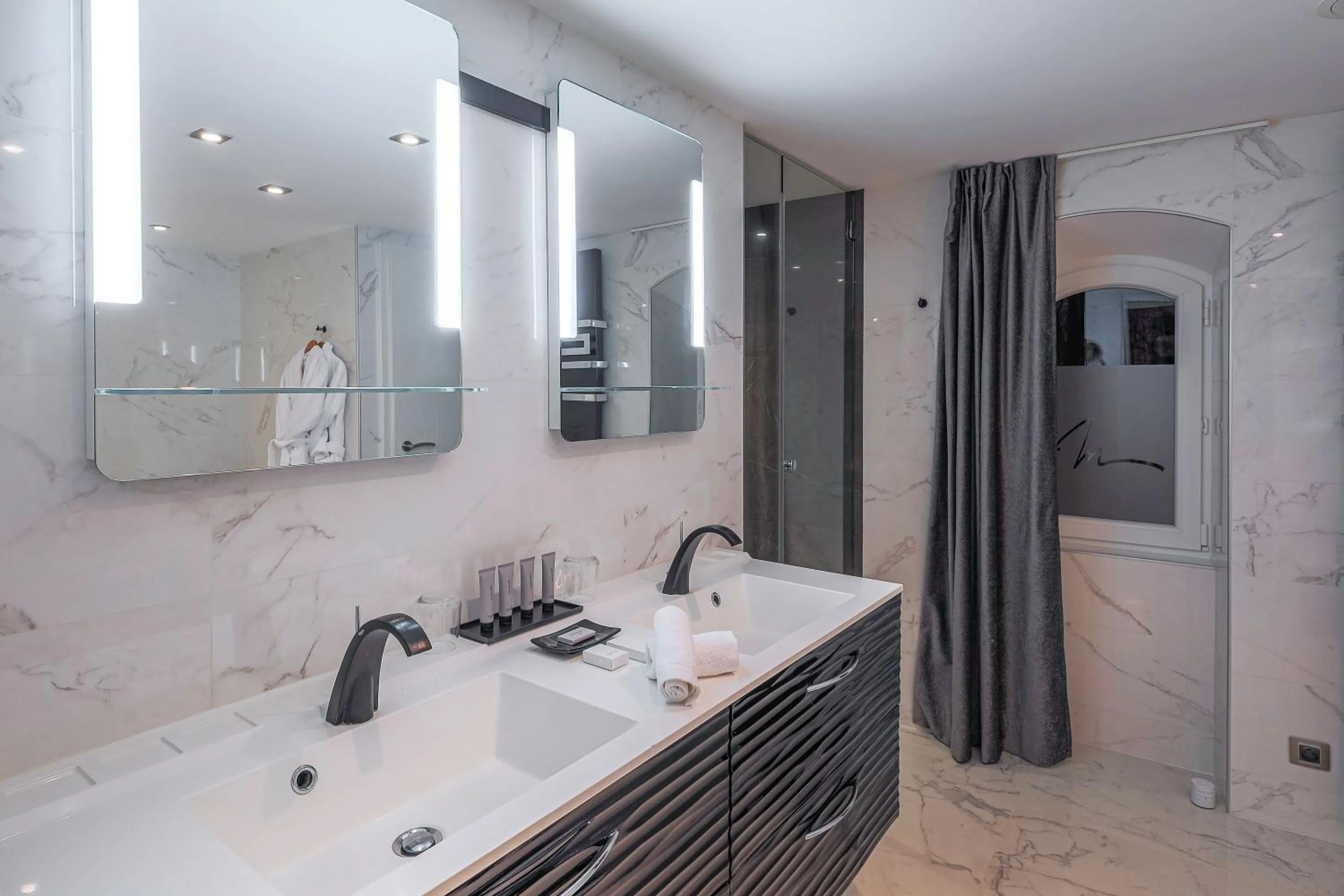 Bath in Château de Maraval