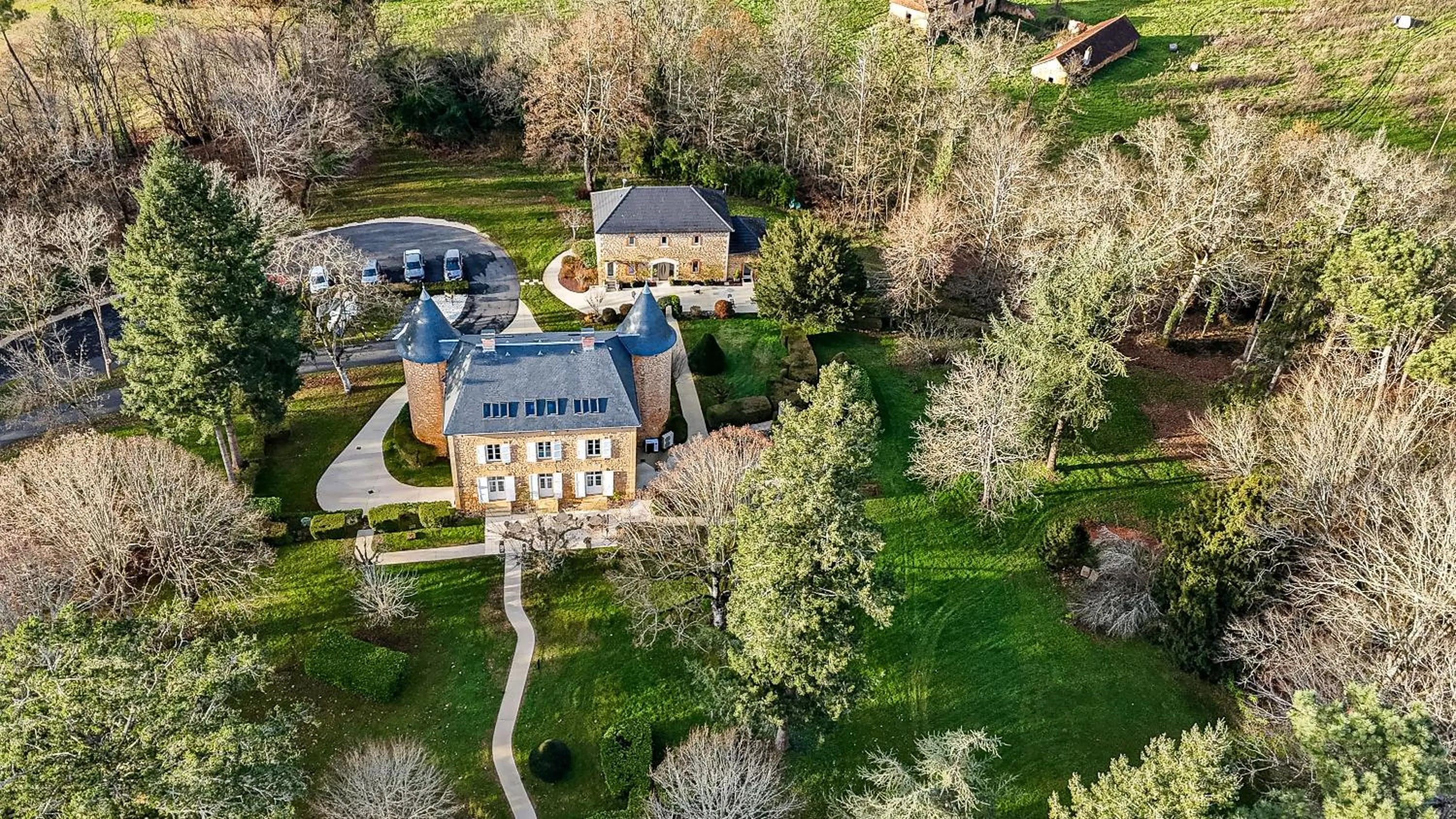 Property building in Château de Maraval