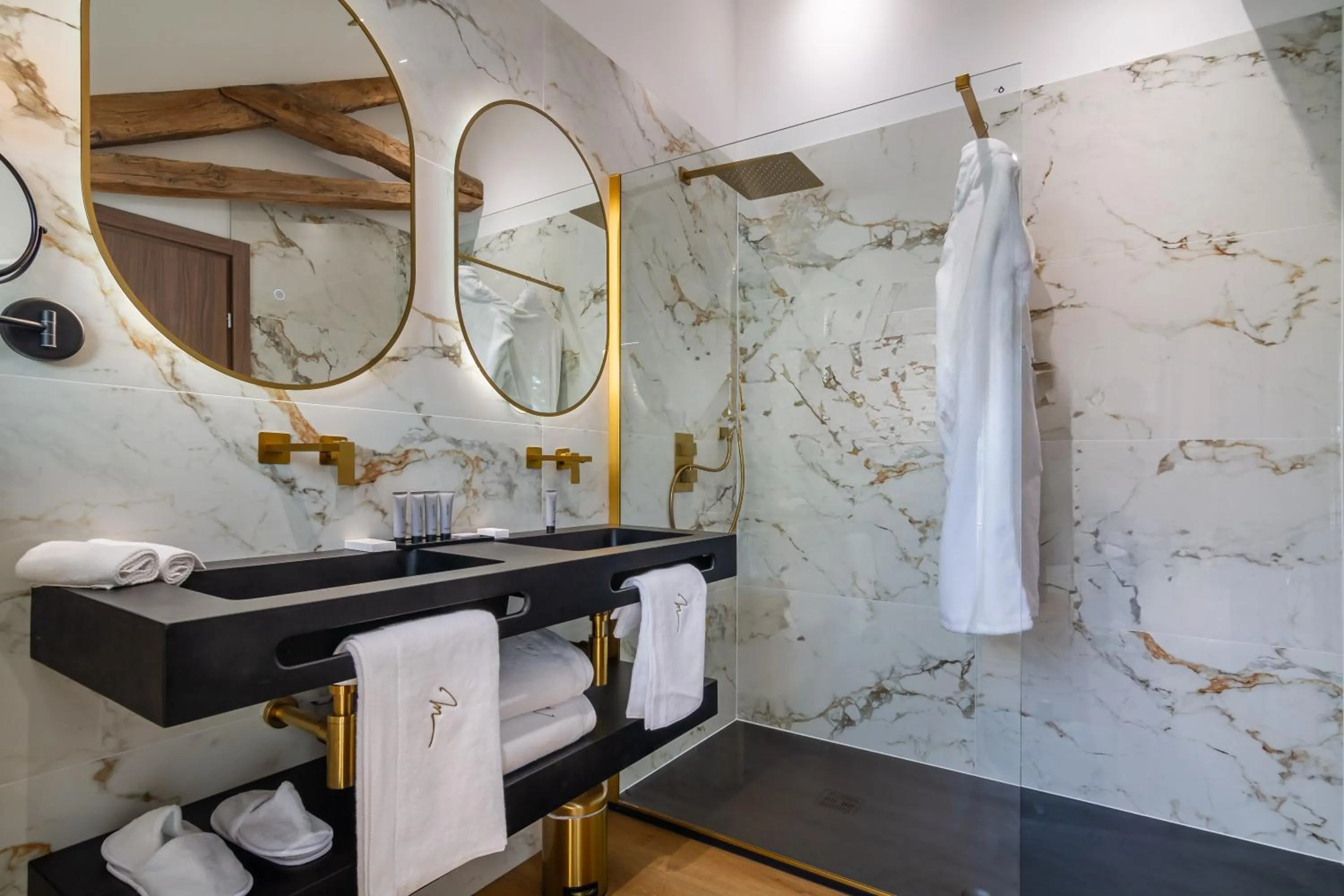 Shower in Château de Maraval