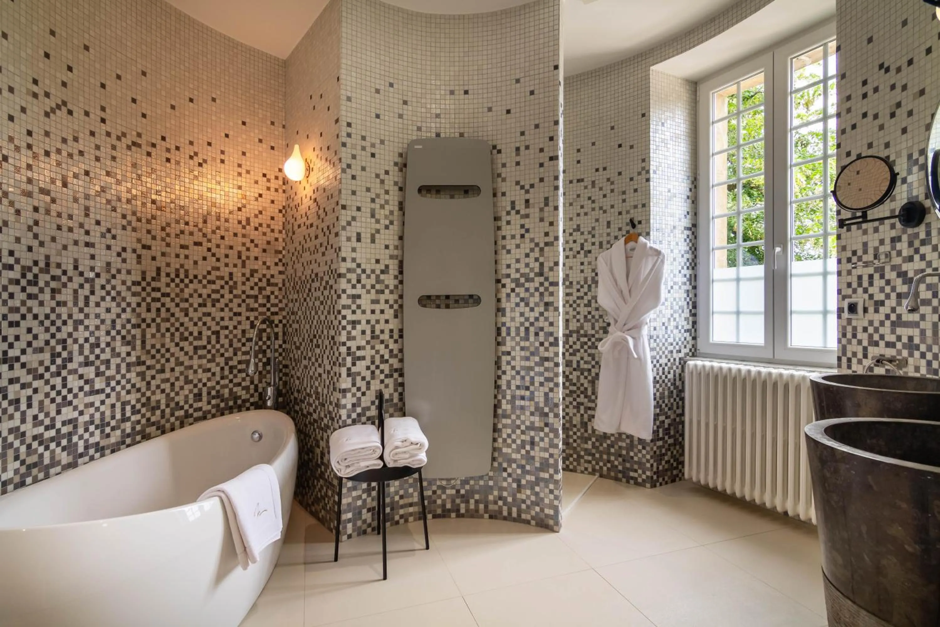 Bathroom, Bed in Château de Maraval