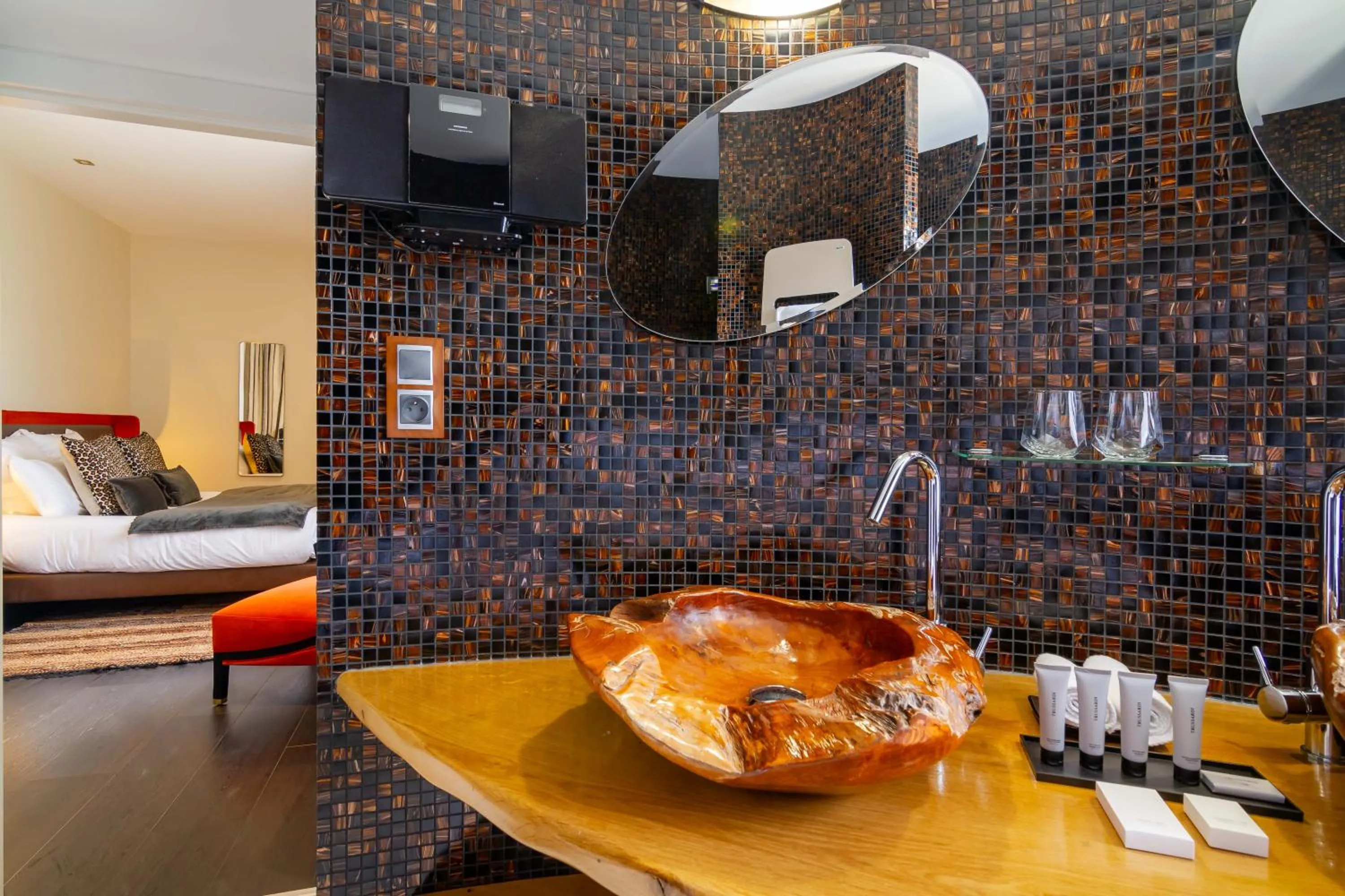 Bathroom, Bed in Château de Maraval
