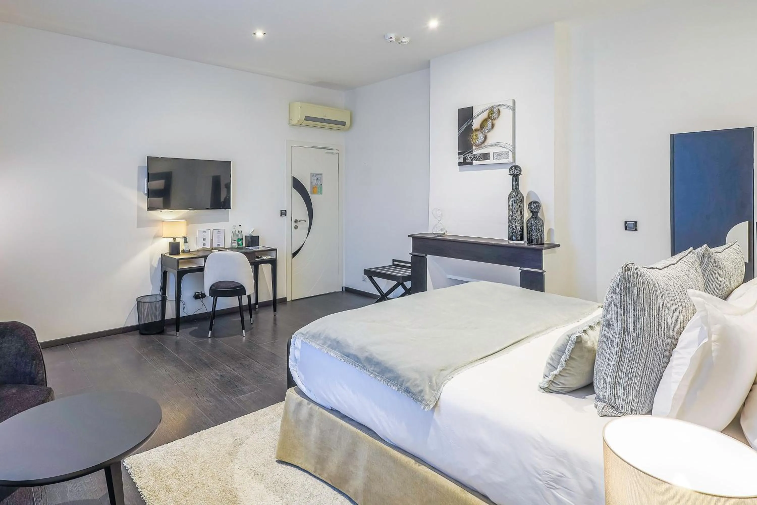 Photo of the whole room, Bed in Château de Maraval