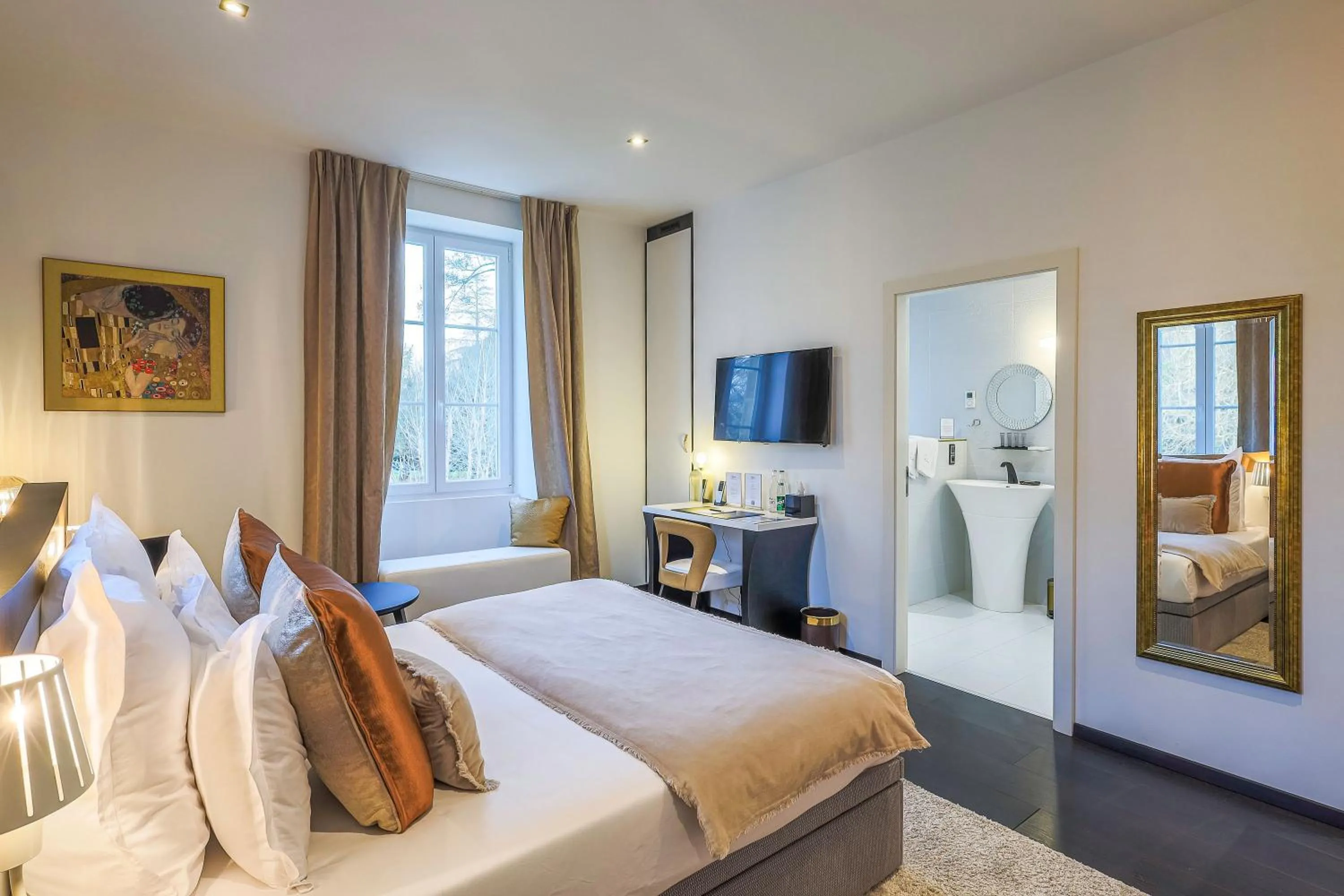 Bedroom, Bed in Château de Maraval