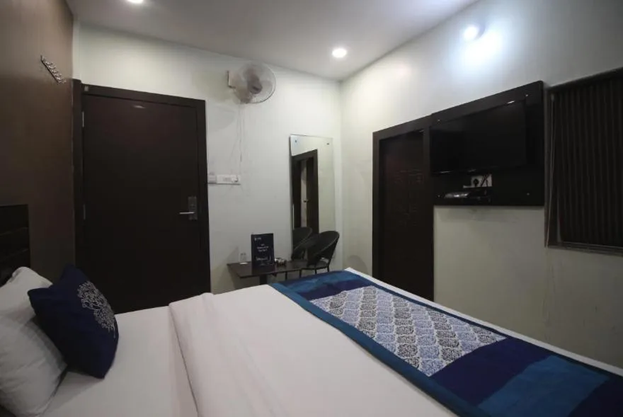 Photo of the whole room, Bed in Hotel Confirm Inn Kota