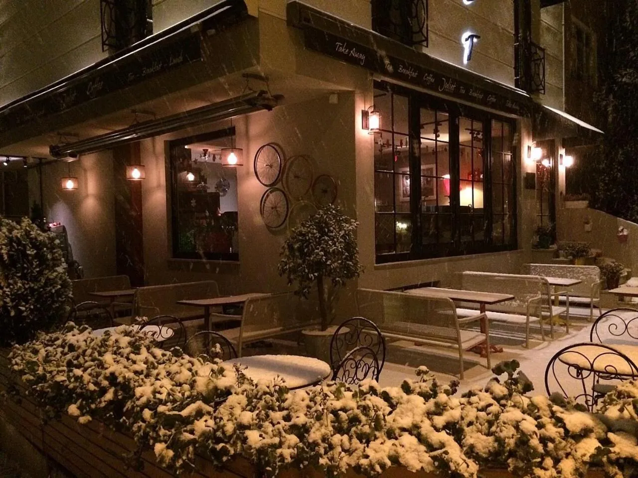 Restaurant/places to eat in Juliet Rooms & Kitchen