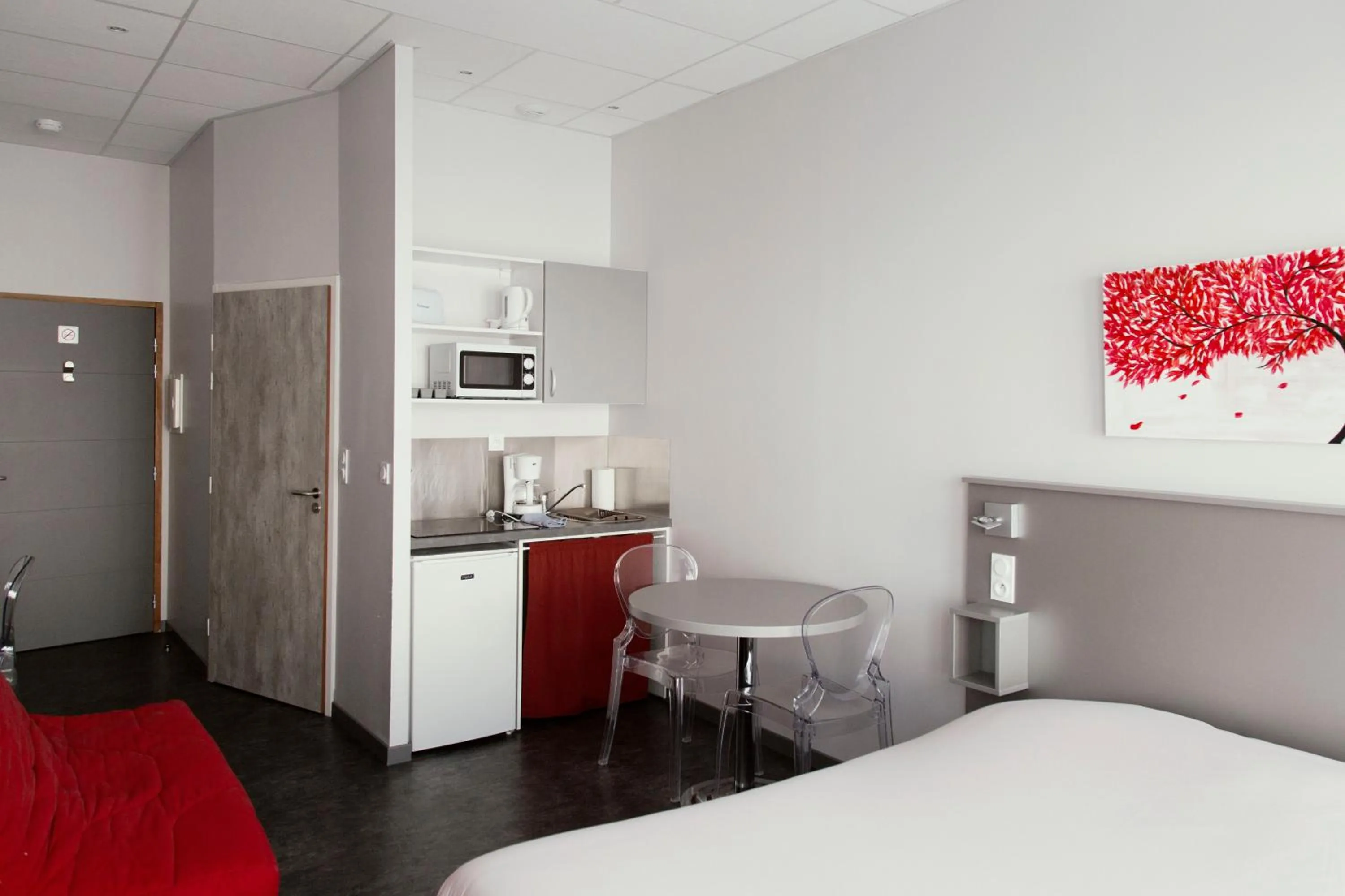 Kitchen or kitchenette, Bed in Smartappart Lorient