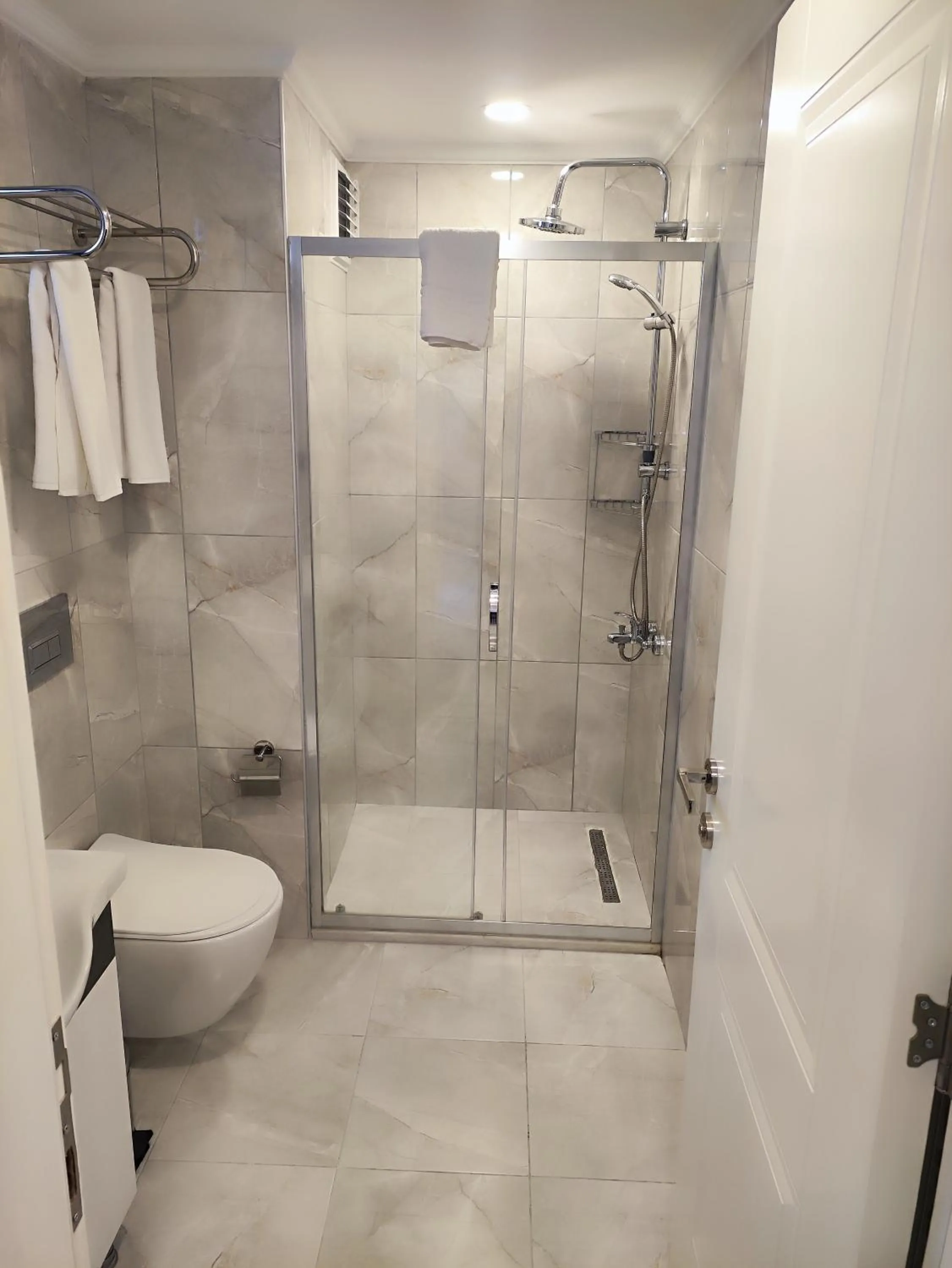 Shower in Hotel Esve Istanbul