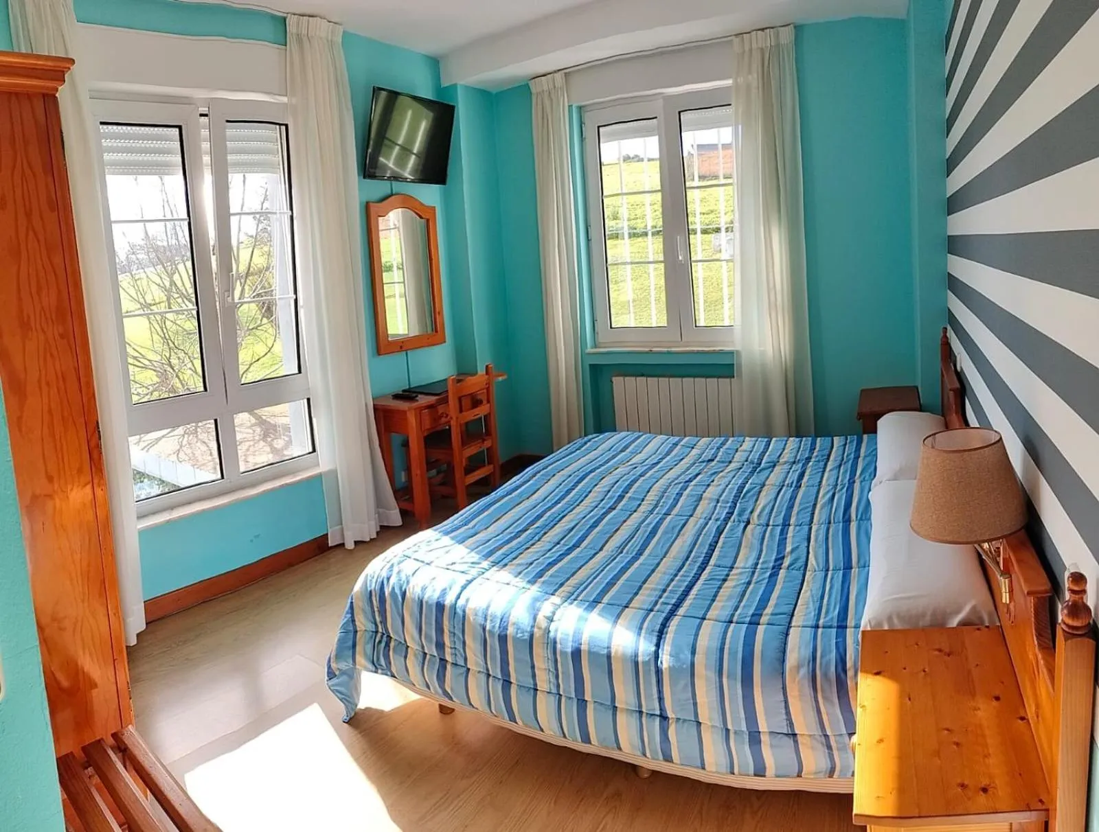 Communal lounge/ TV room, Bed in Hotel Capellan