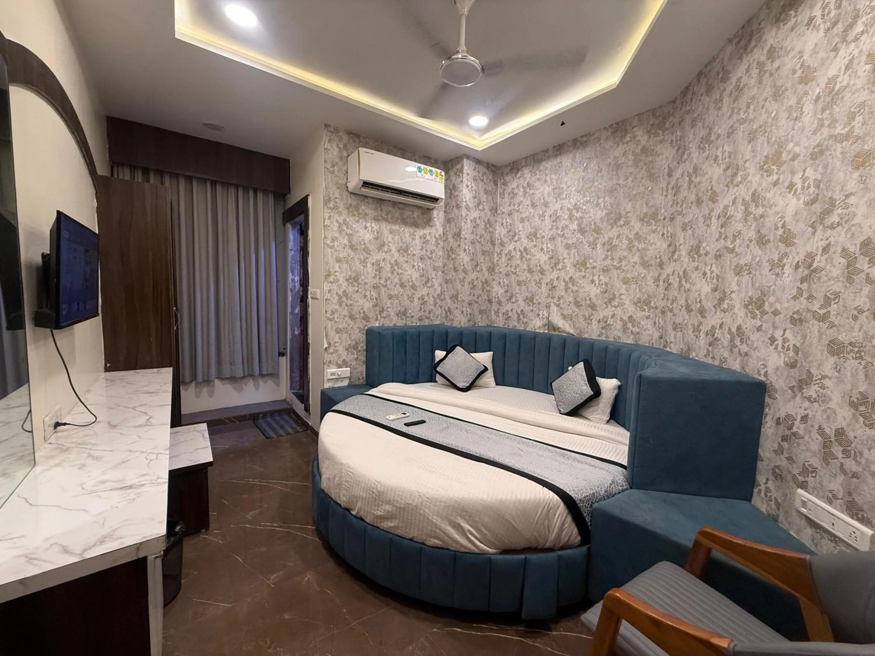 TV and multimedia, Bed in Hotel Krish villa
