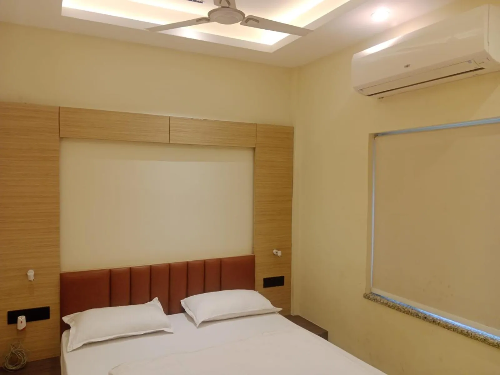 air conditioner, Bed in HOTEL SKYKING