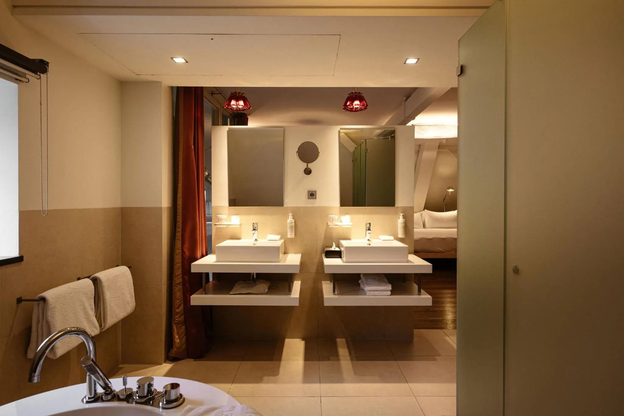 Bathroom, Bed in Kruisherenhotel Maastricht - Oostwegel Collection, member of Design Hotels
