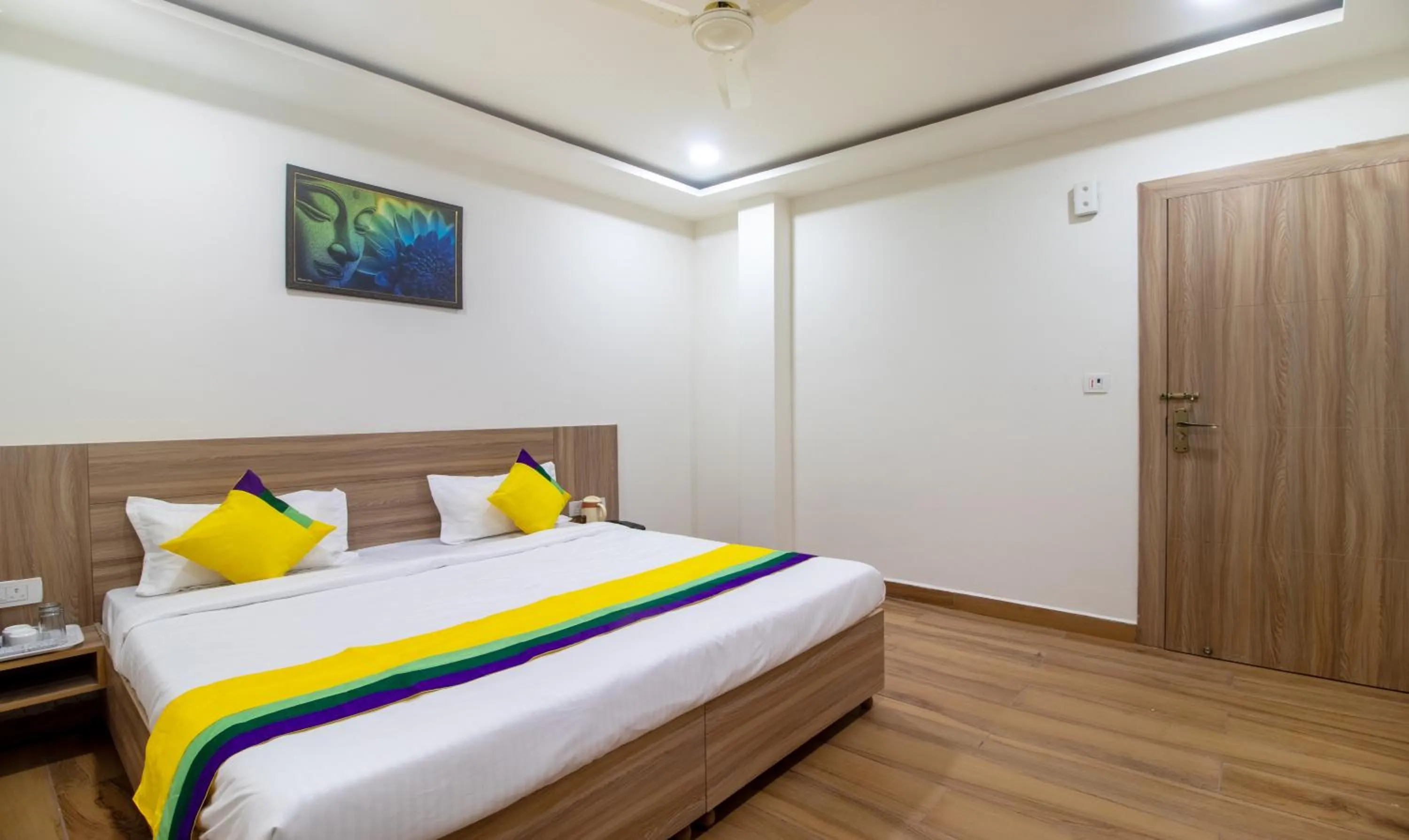 Bedroom, Bed in Itsy Hotels Krishna Residency, Govardhan Chauraha