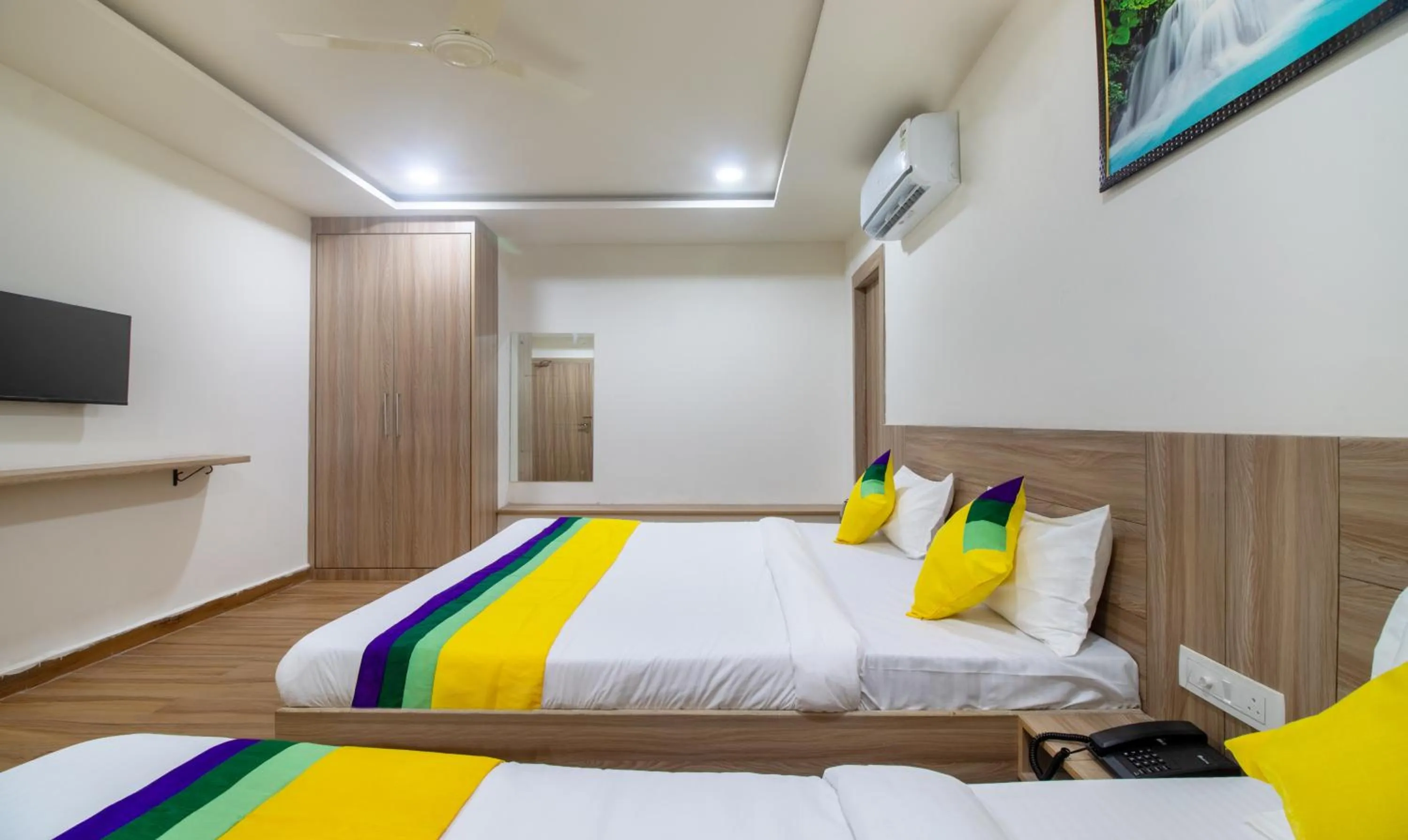 Bedroom, Bed in Itsy Hotels Krishna Residency, Govardhan Chauraha