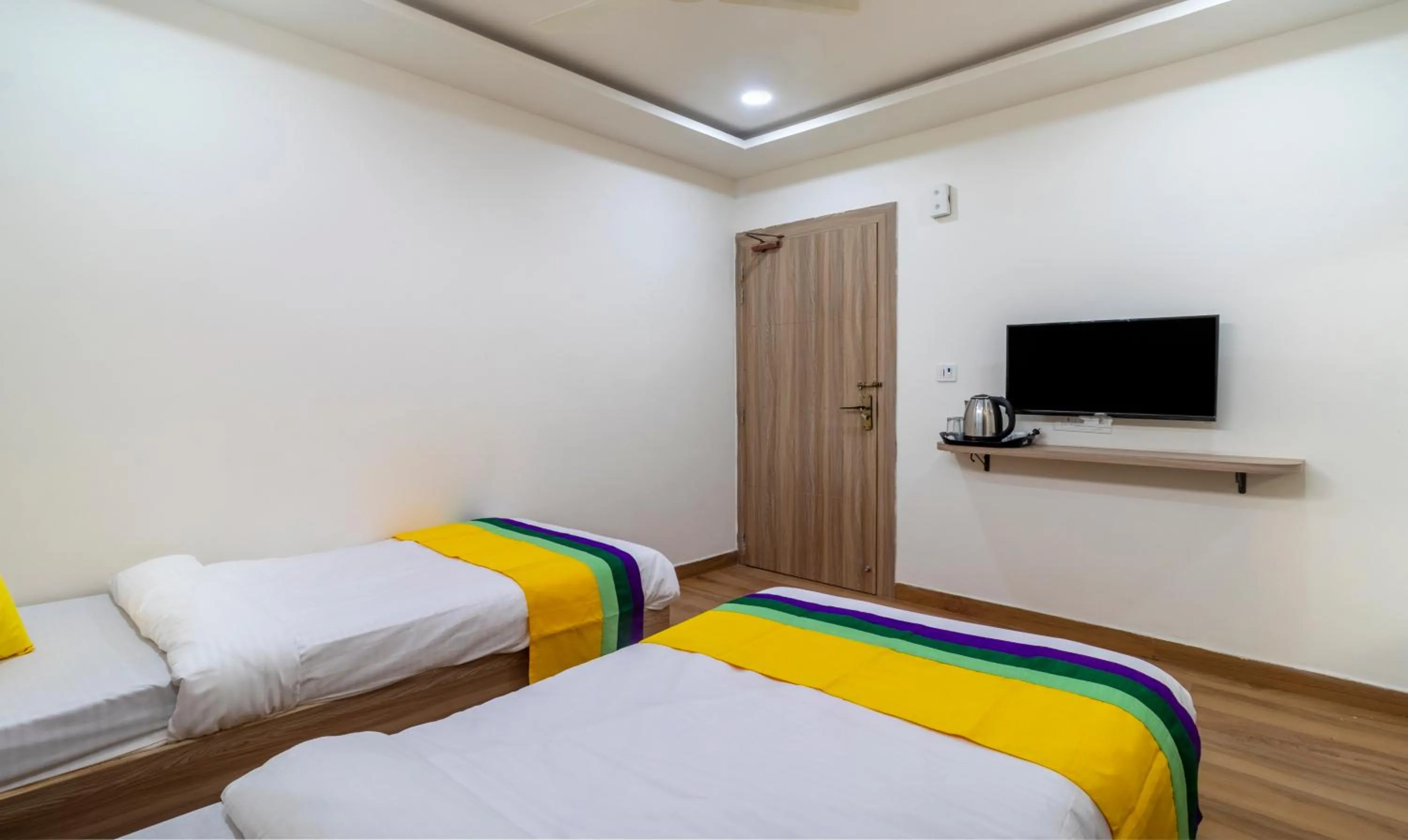 Bedroom, Bed in Itsy Hotels Krishna Residency, Govardhan Chauraha