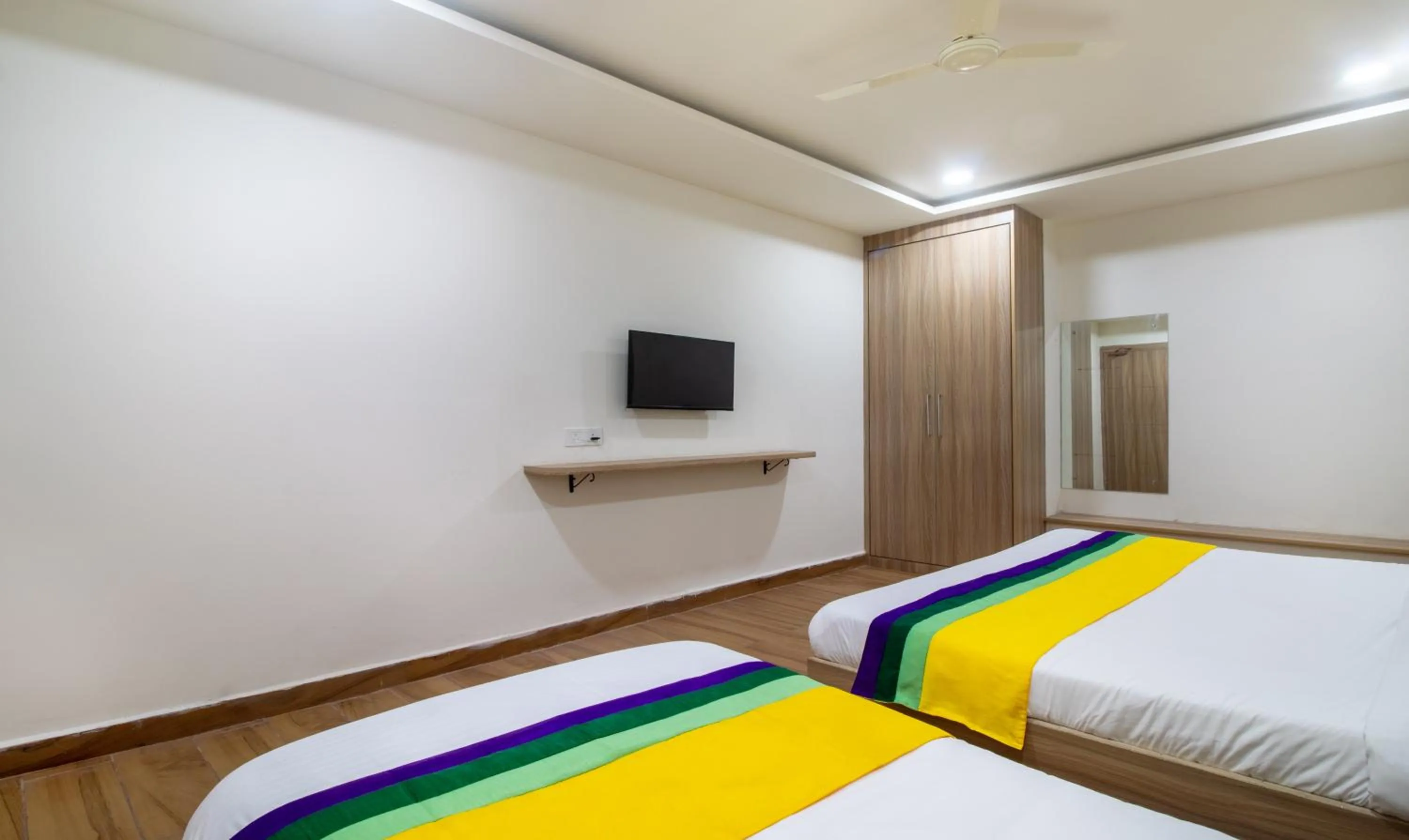 Bedroom, Bed in Itsy Hotels Krishna Residency, Govardhan Chauraha