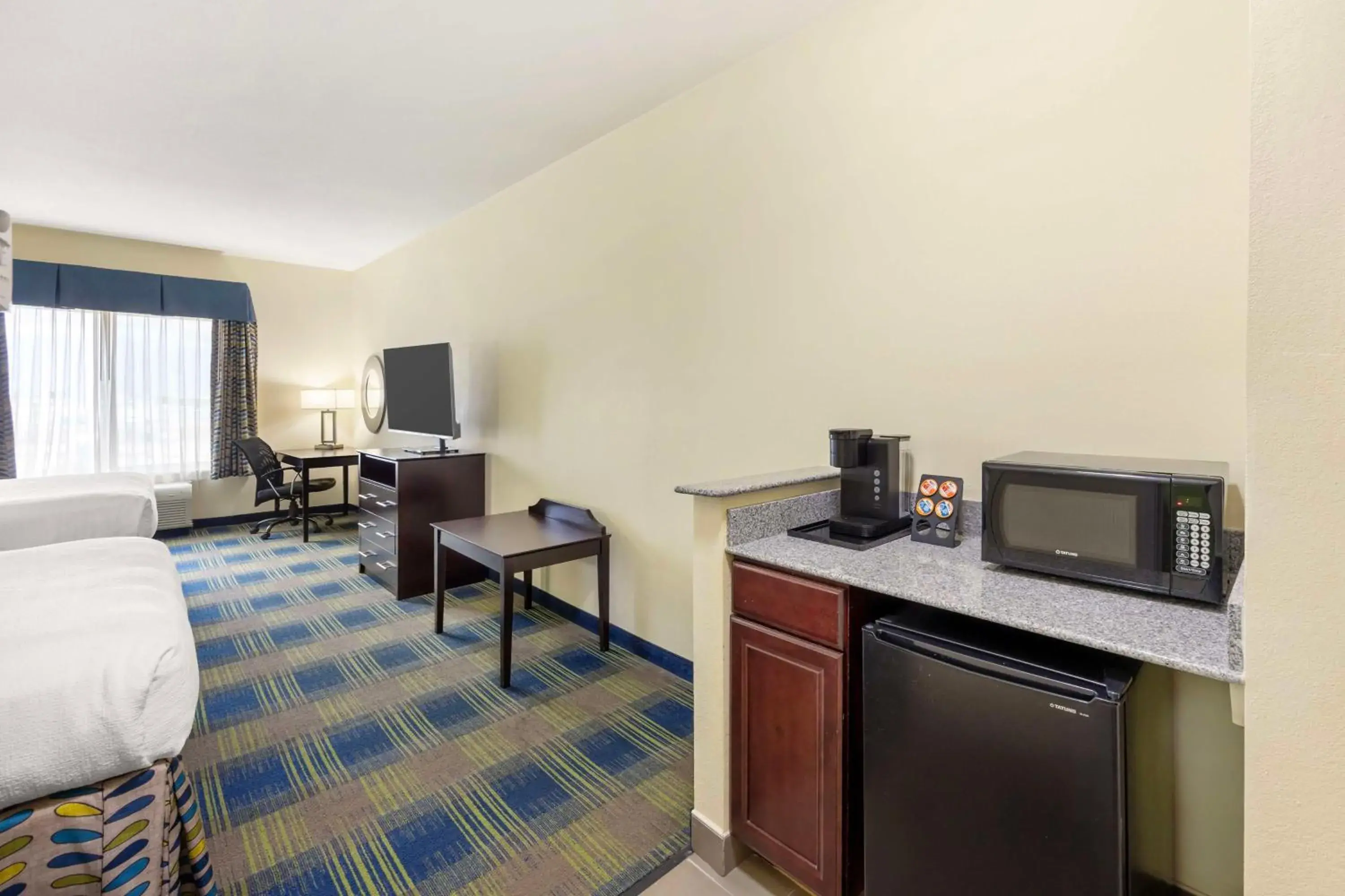 Queen Suite with Two Queen Beds in Best Western Plus Pratt Queen Suite with Two Queen Beds in Best Western Plus Pratt