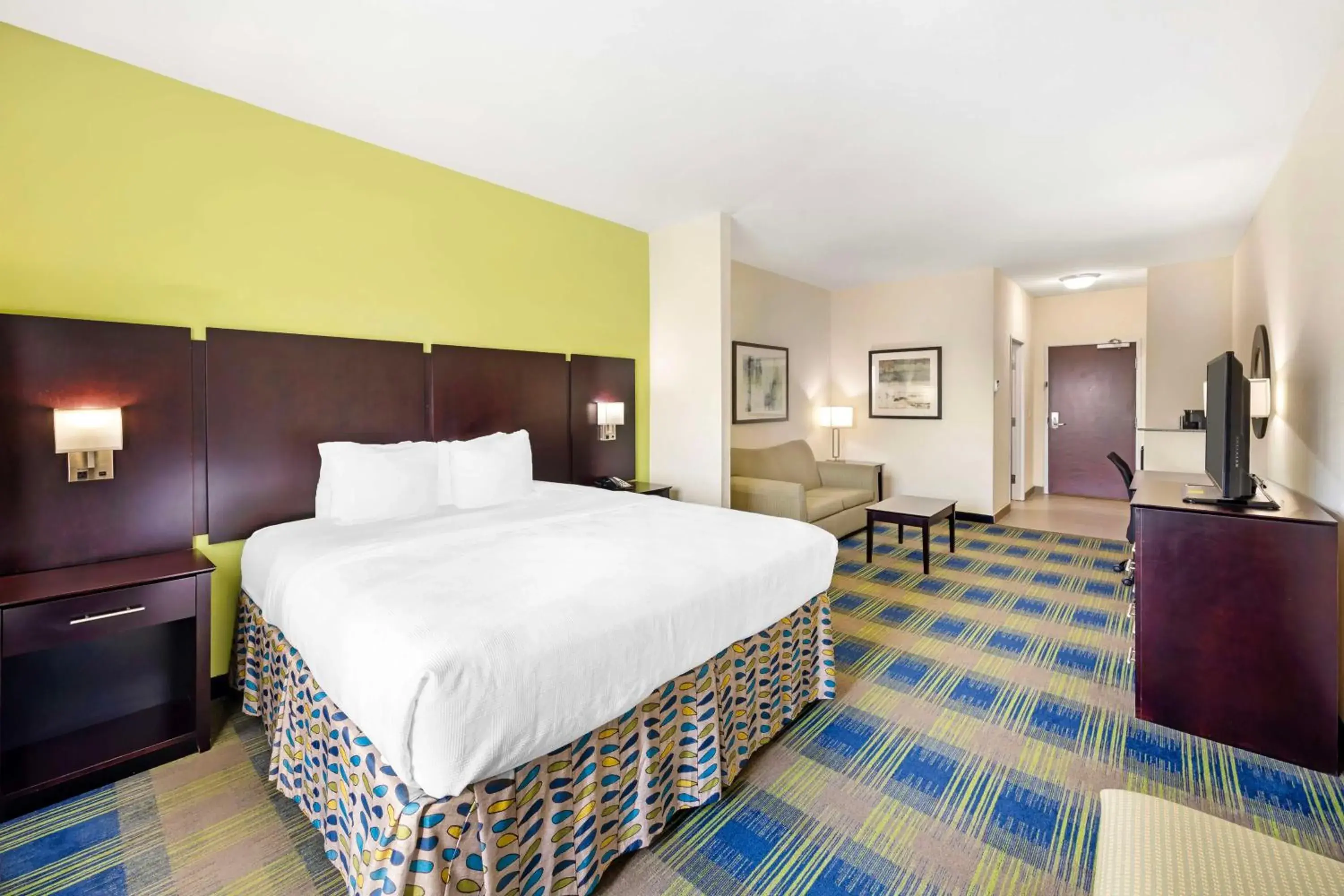 King Suite in Best Western Plus Pratt King Suite in Best Western Plus Pratt