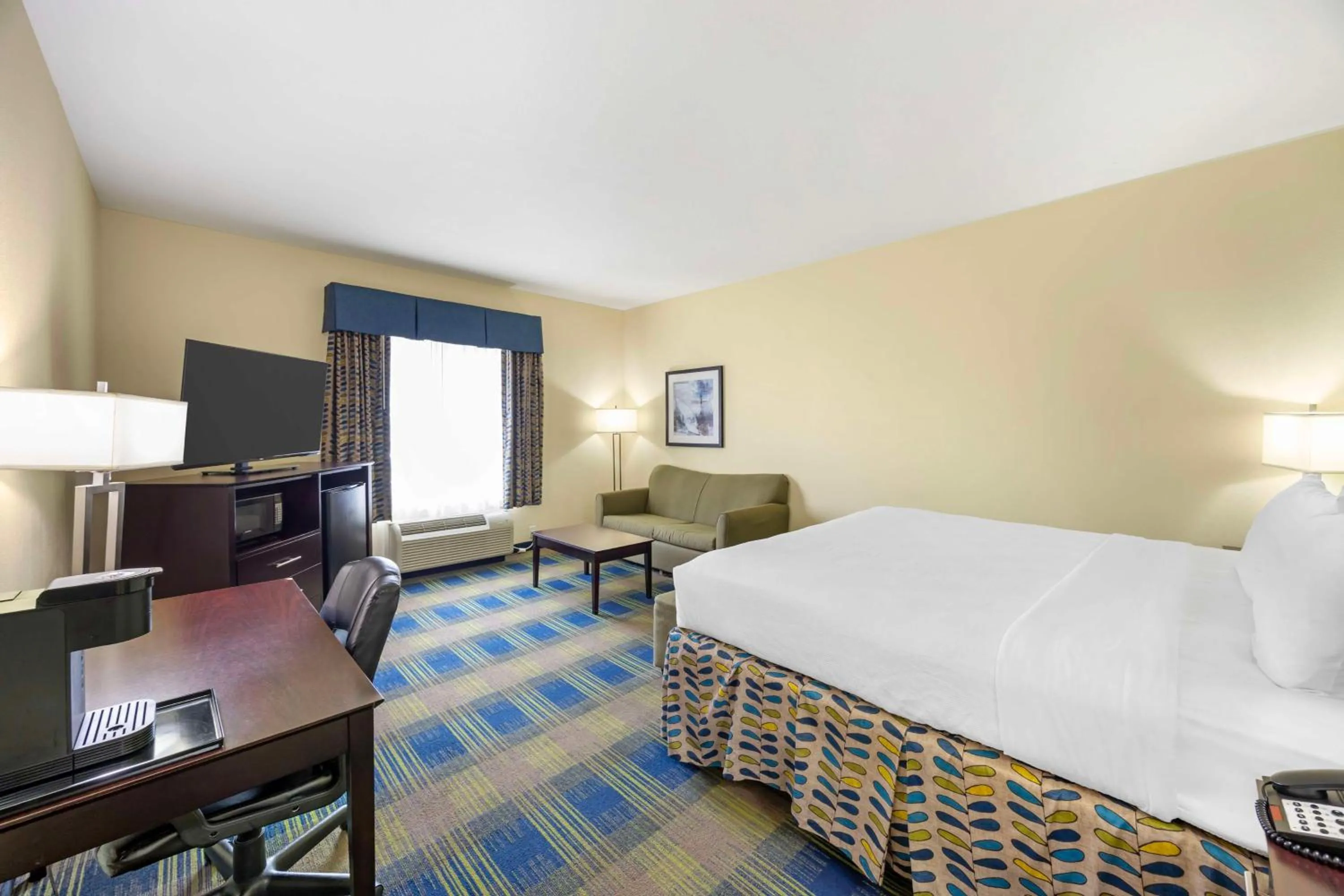 Bedroom, Bed in Best Western Plus Pratt