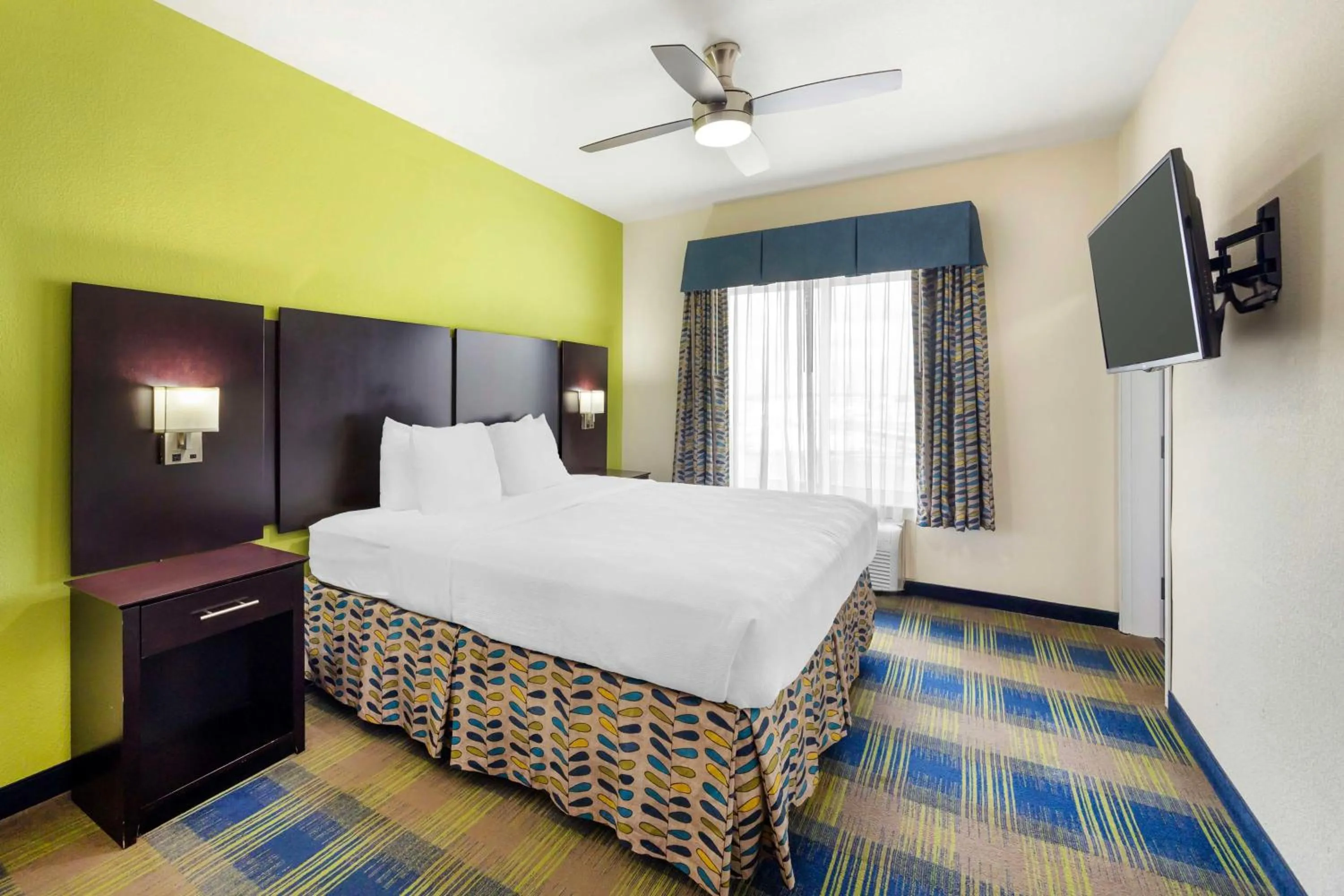 Bedroom, Bed in Best Western Plus Pratt