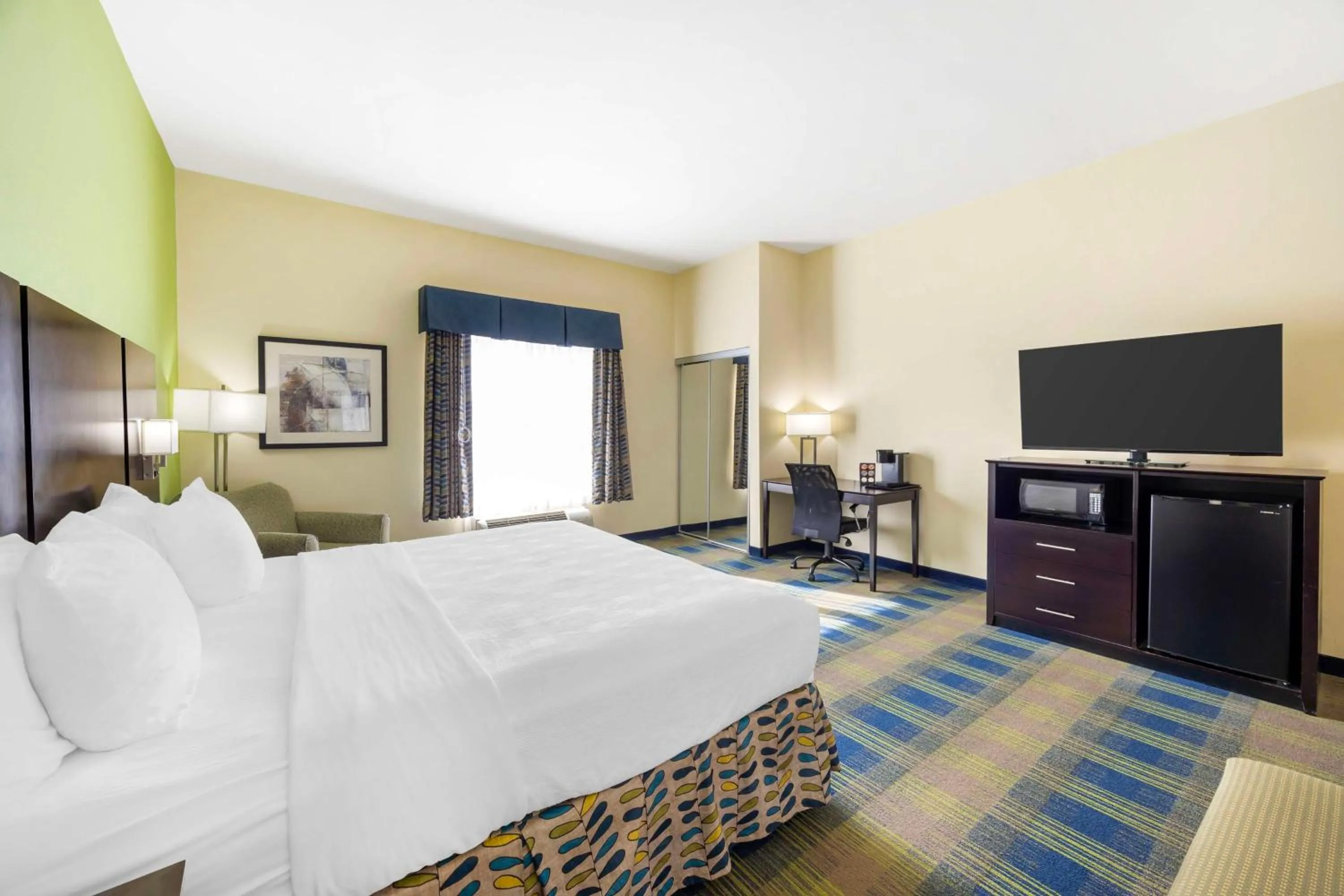 Bedroom, Bed in Best Western Plus Pratt