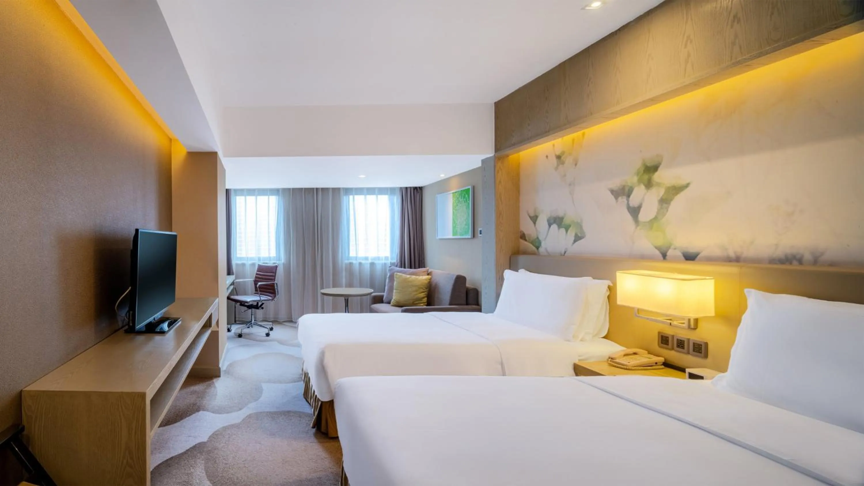 Photo of the whole room, Bed in Holiday Inn Kunming City Centre by IHG