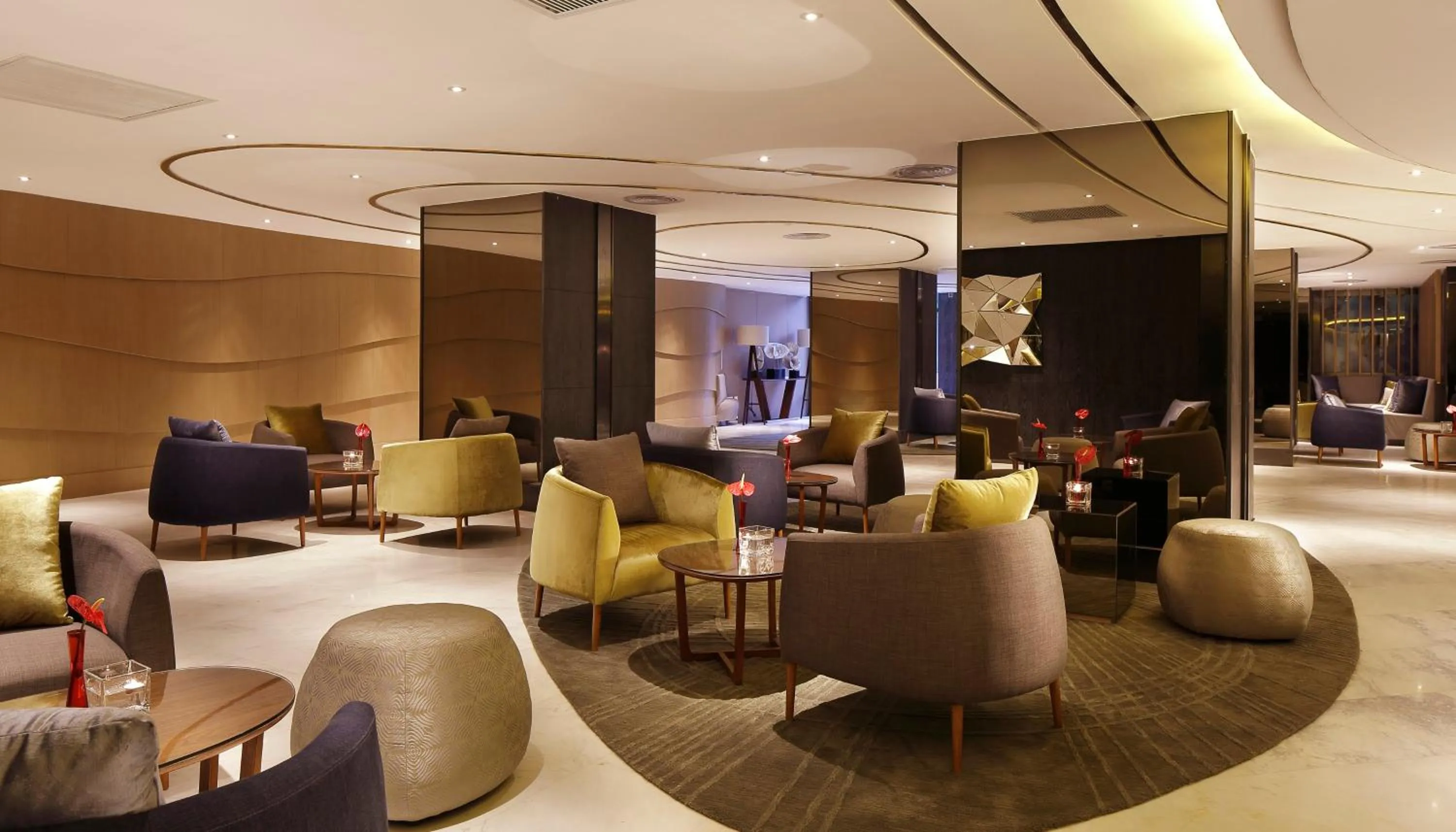 Lounge or bar in Holiday Inn Kunming City Centre by IHG