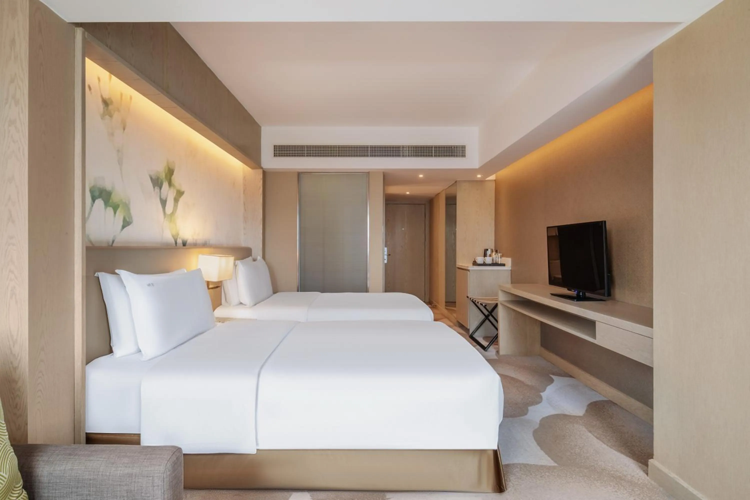 Photo of the whole room, Bed in Holiday Inn Kunming City Centre by IHG