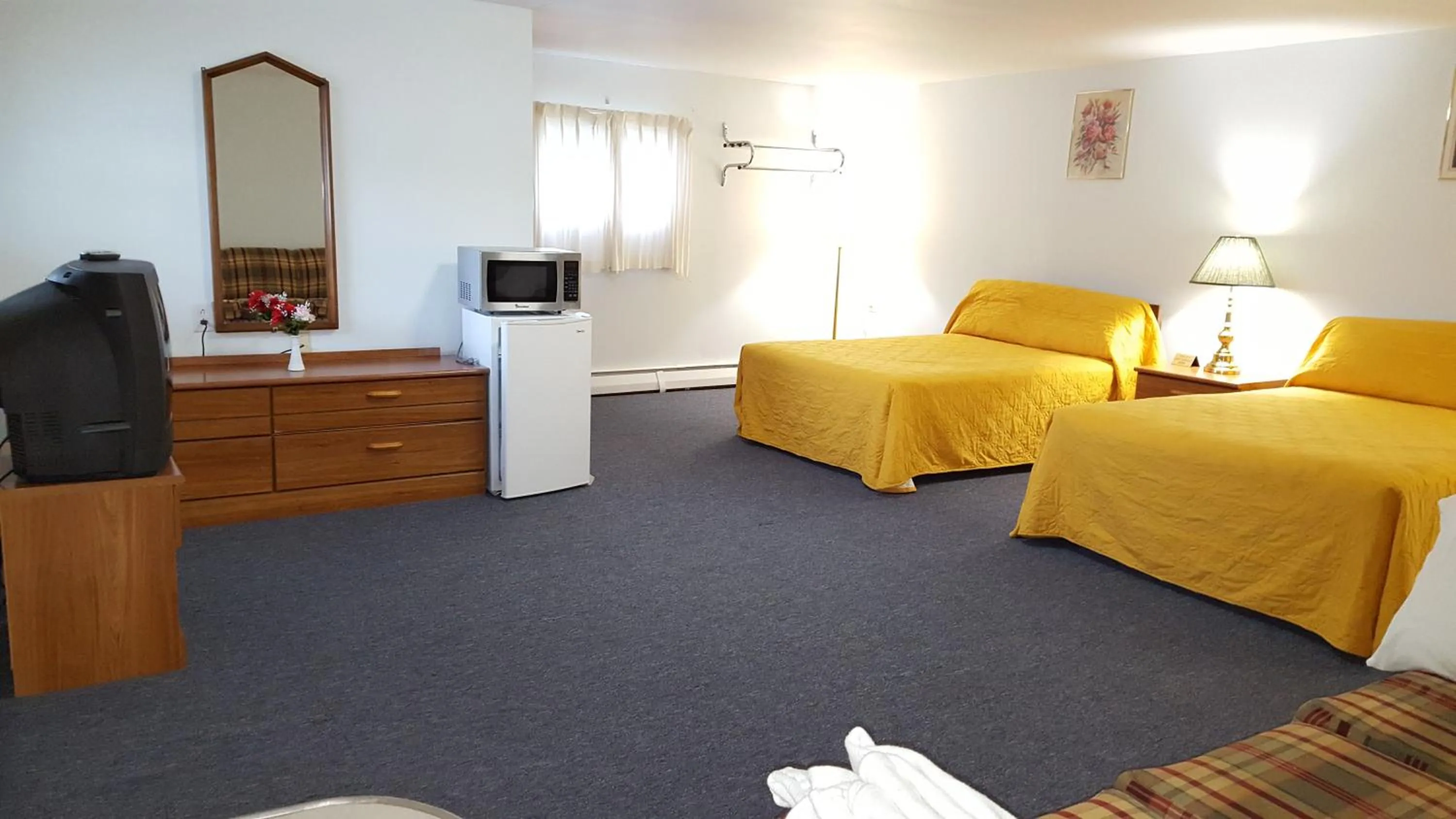 Photo of the whole room, Bed in Budget Inn