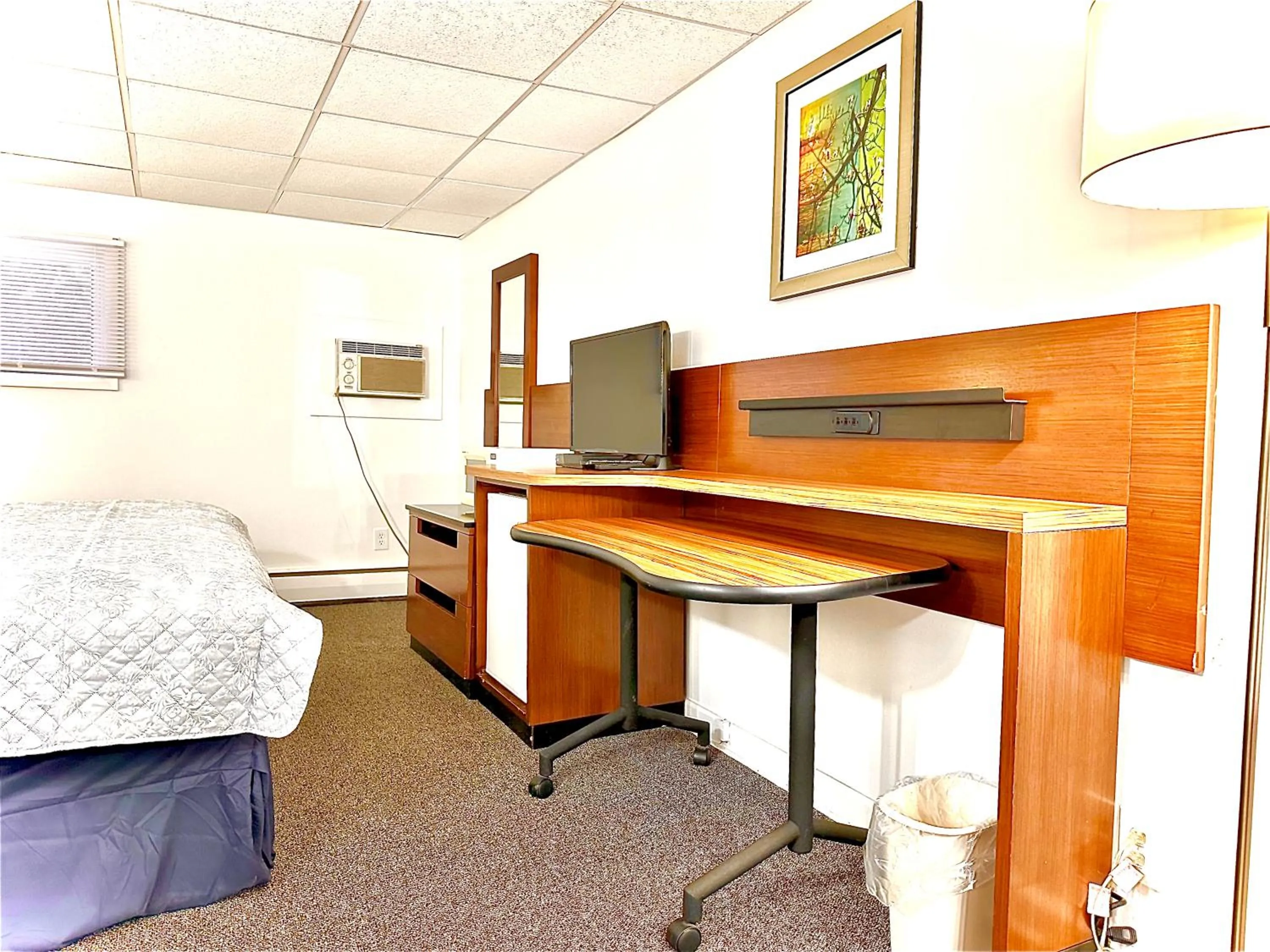 Communal lounge/ TV room, Bed in Budget Inn