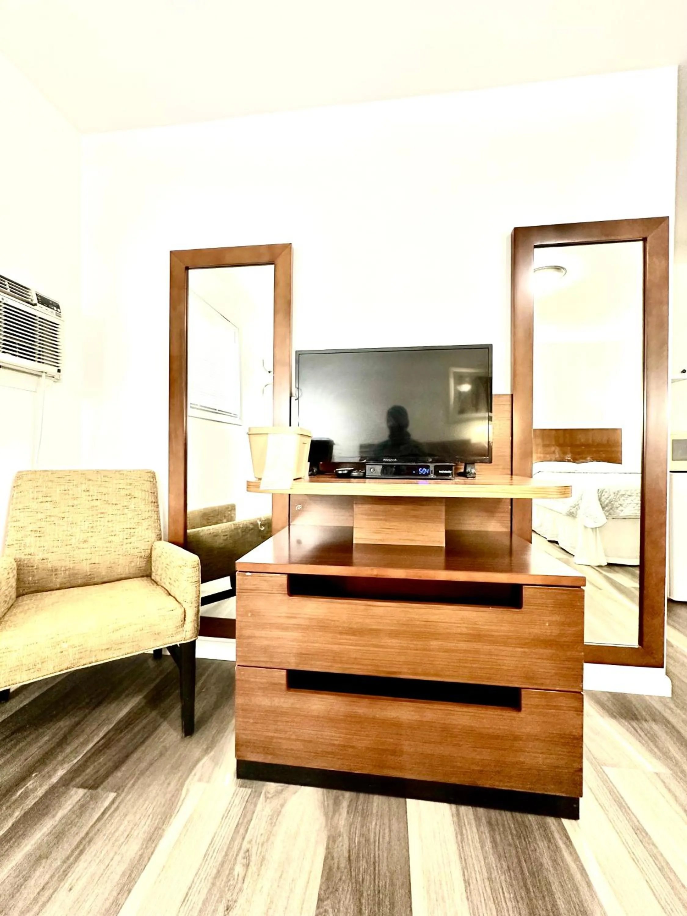 TV and multimedia in Budget Inn