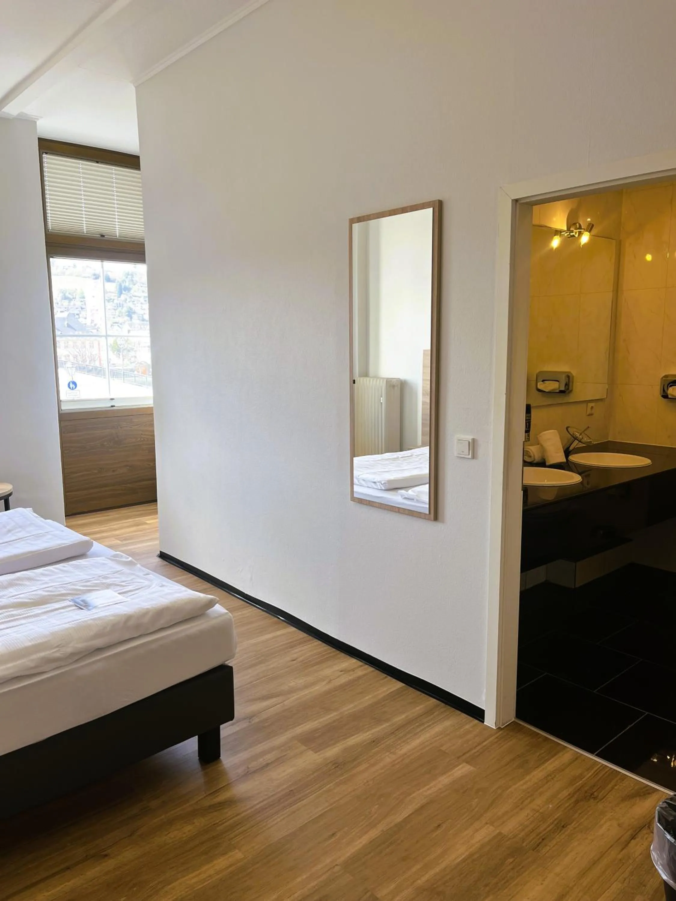 Bathroom, Bed in Moselhotel Römischer Kaiser