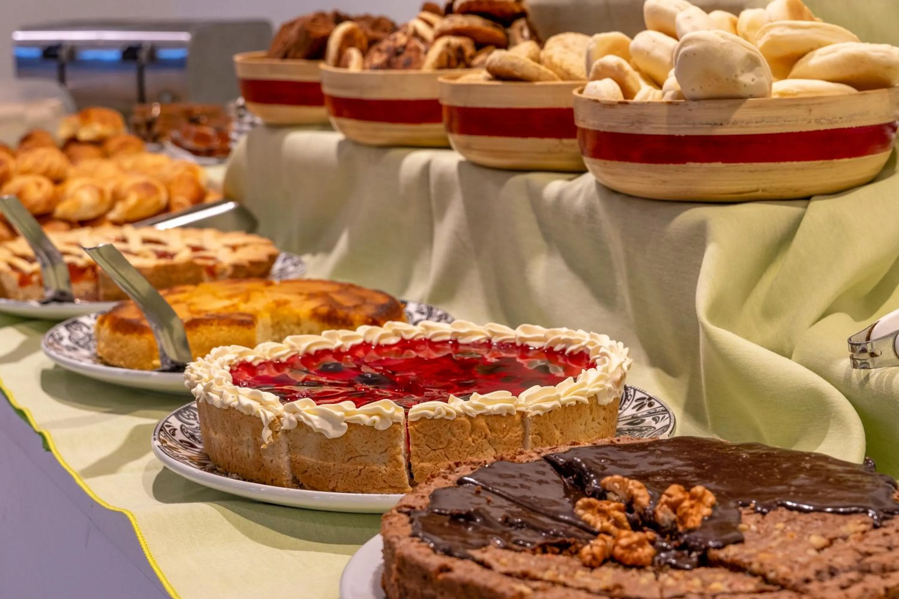 Buffet breakfast in Hotel NEU 354