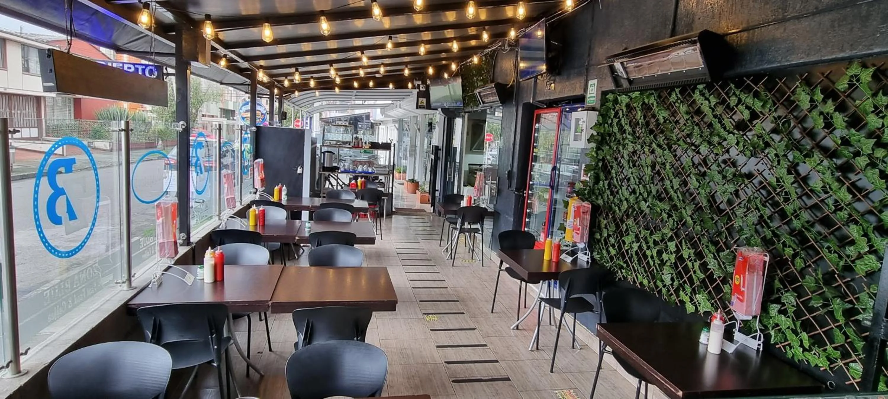 Restaurant/places to eat in Stay Blue Hotel