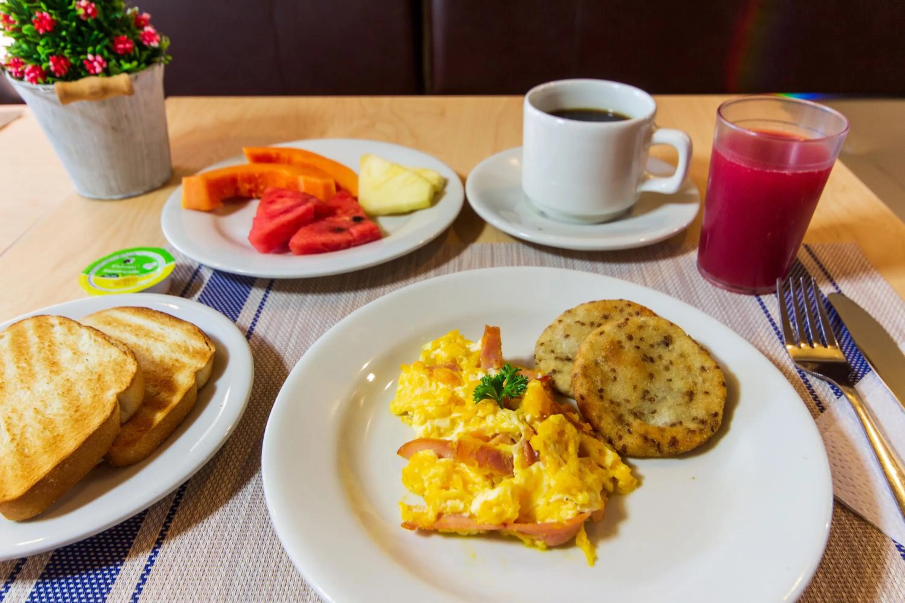 Buffet breakfast in Azuán Suites Hotel By GEH Suites