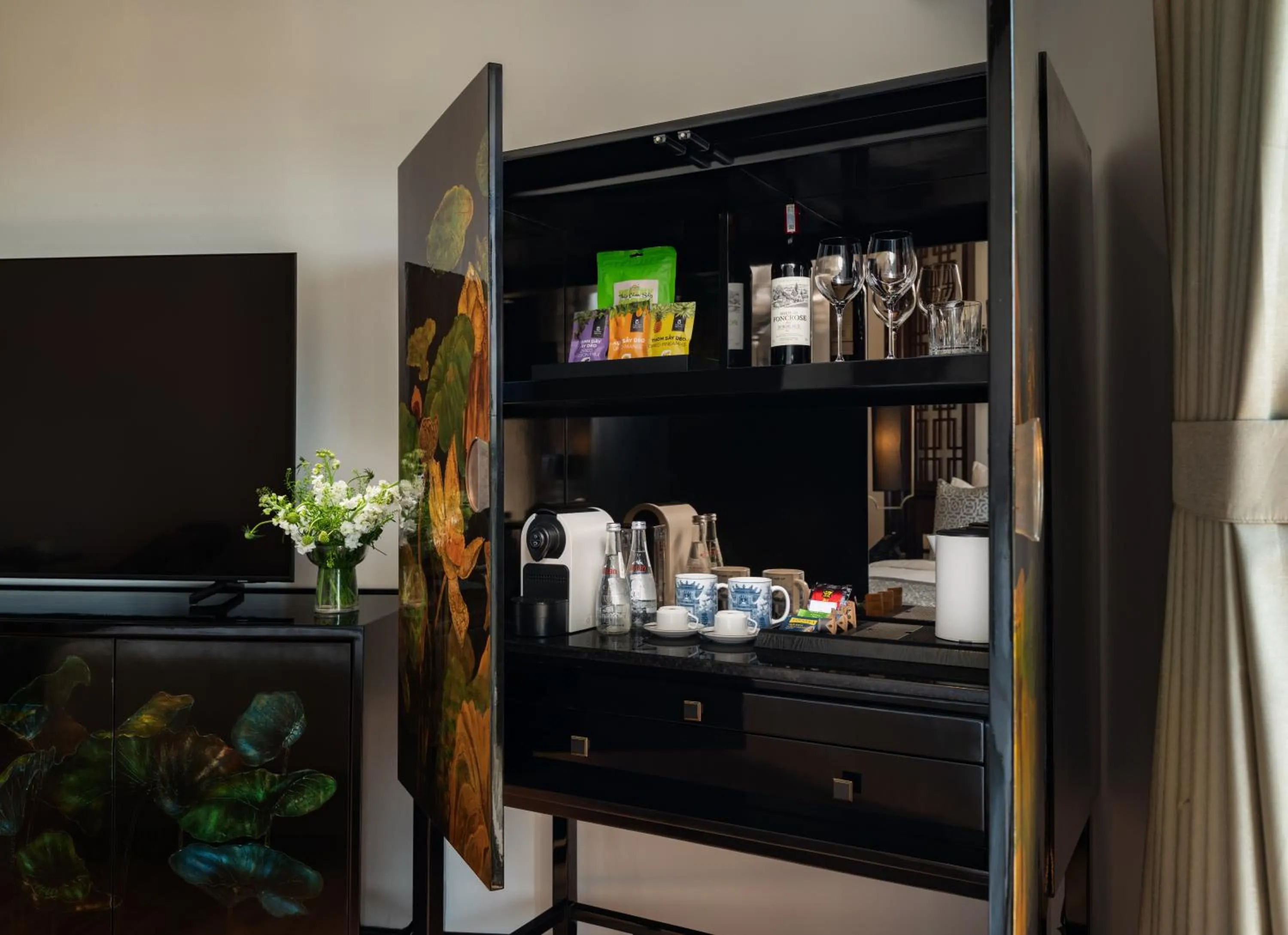 minibar in Elegant Suites Westlake