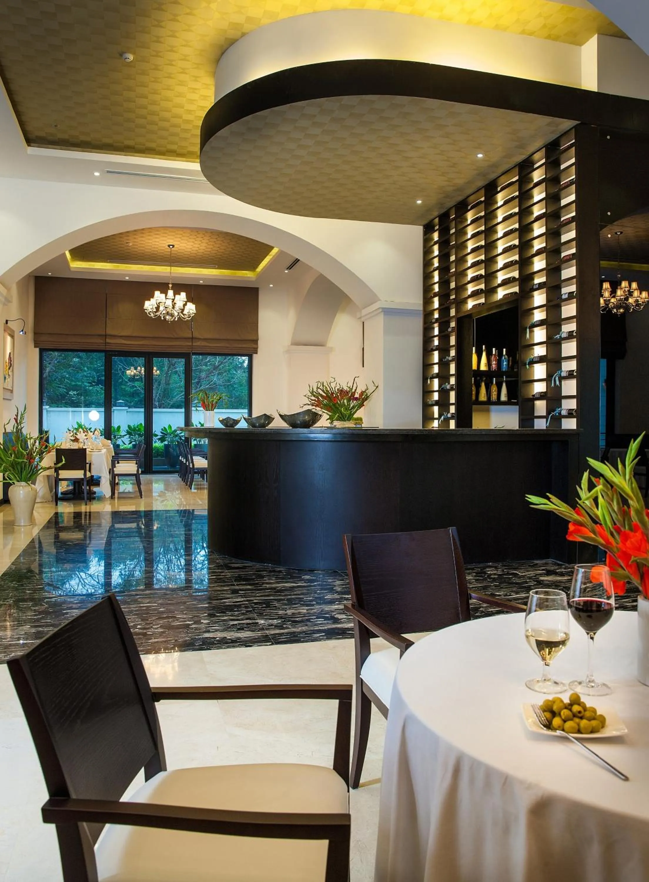 Restaurant/places to eat in Elegant Suites Westlake