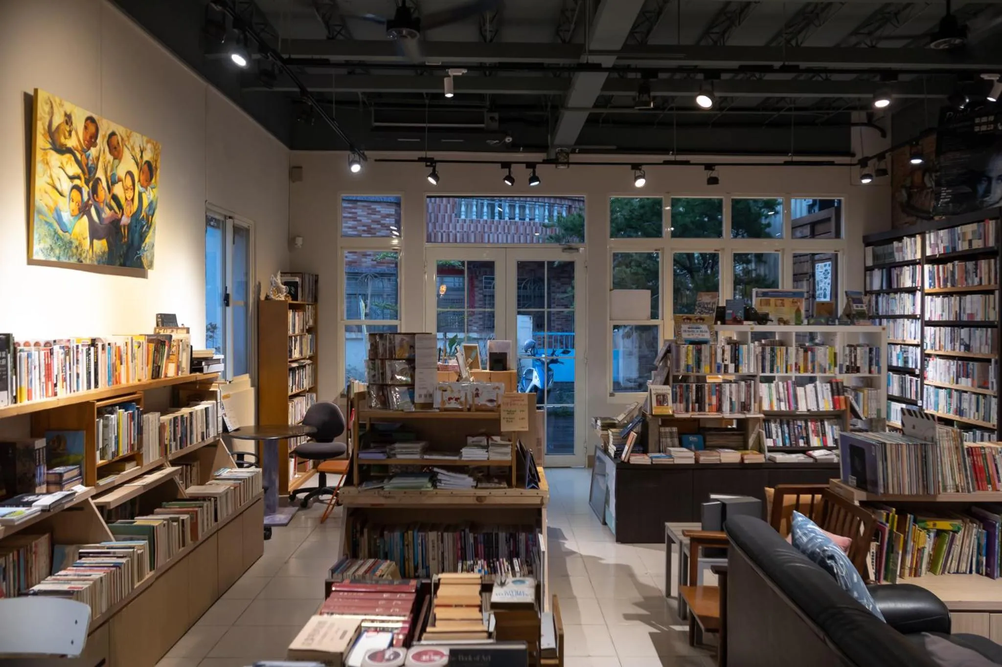 On-site shops in REST Book & Bed