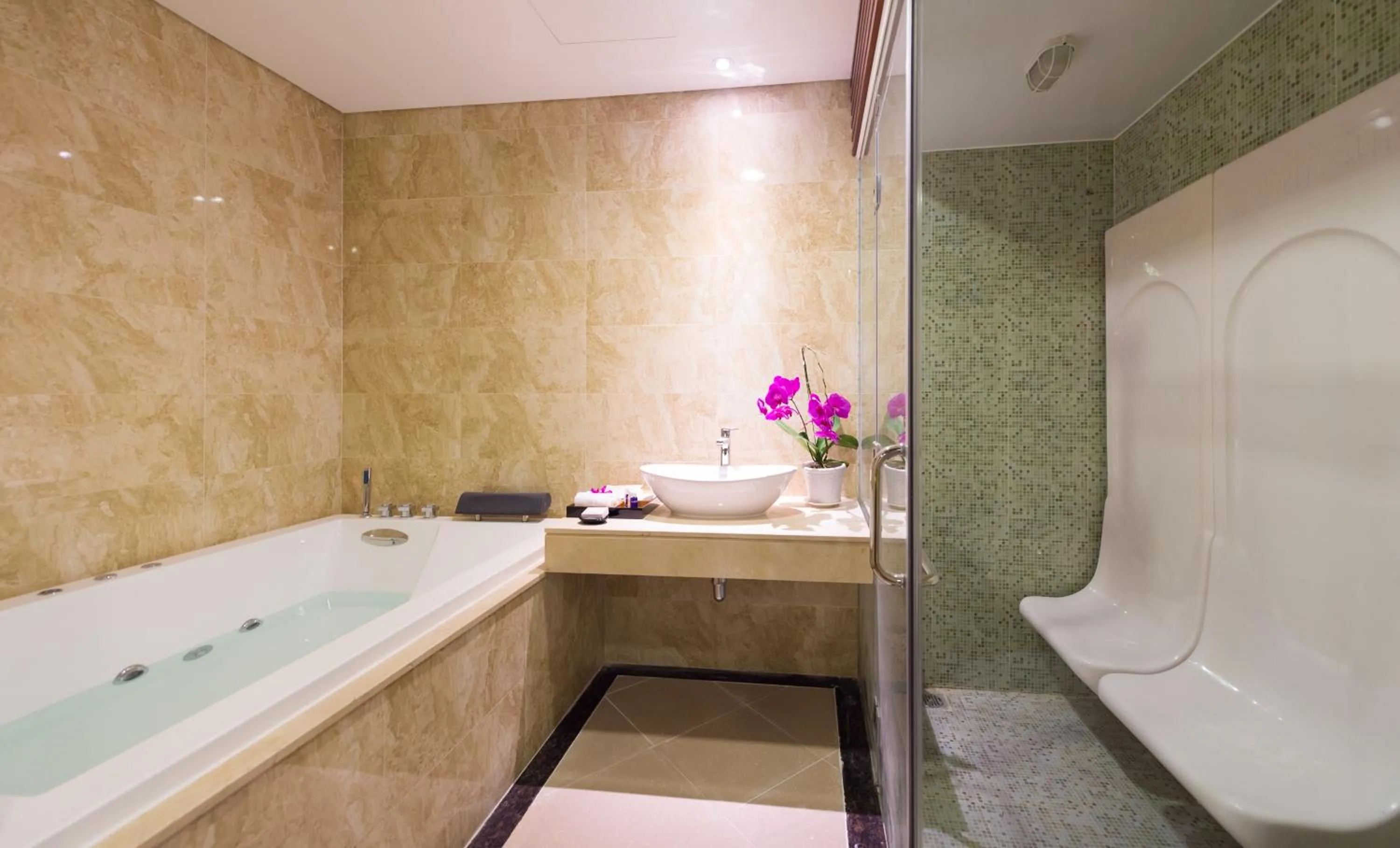 Shower in Grand Tourane Hotel Da Nang