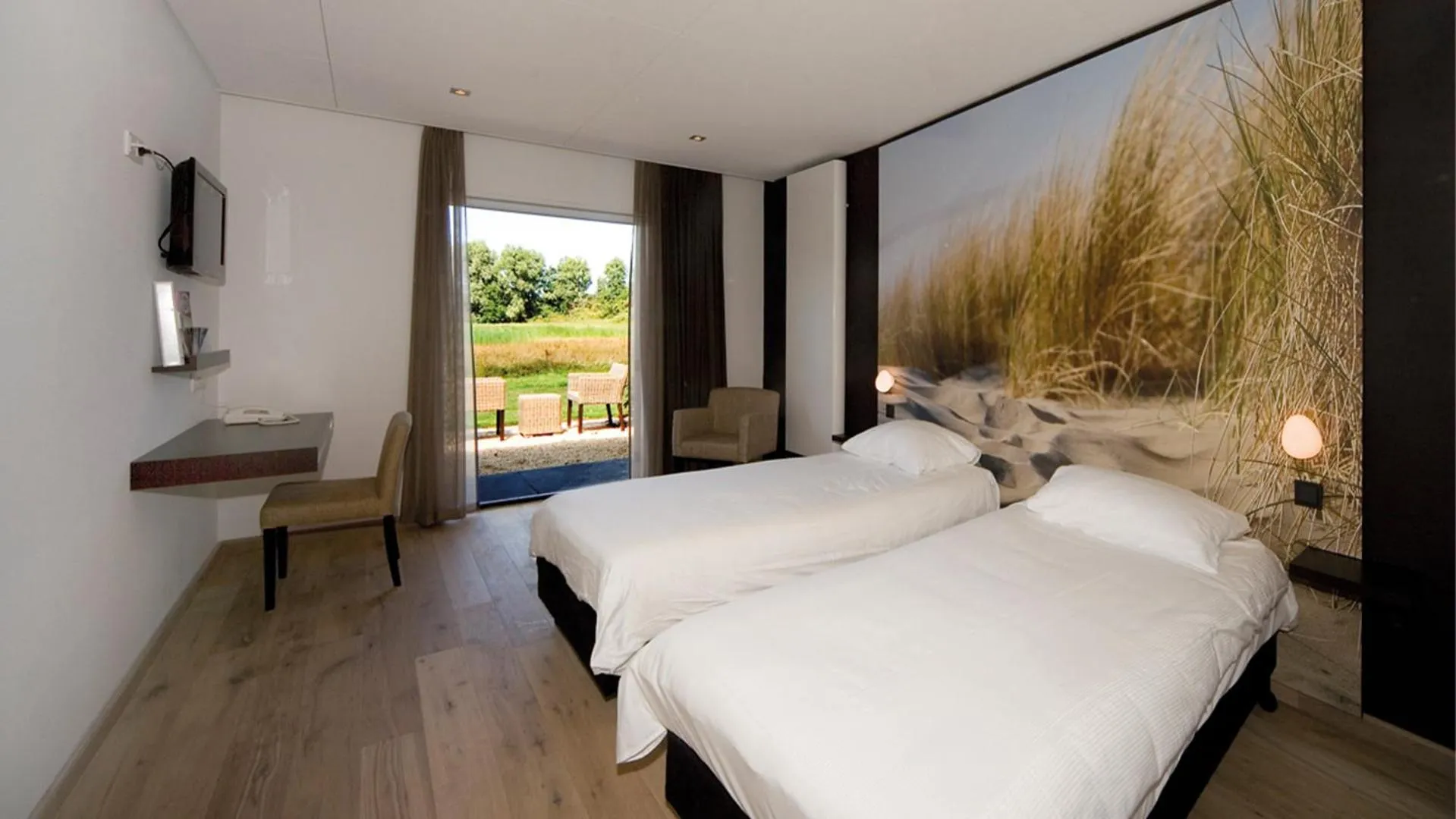 Photo of the whole room, Bed in Fletcher Landgoedhotel Renesse