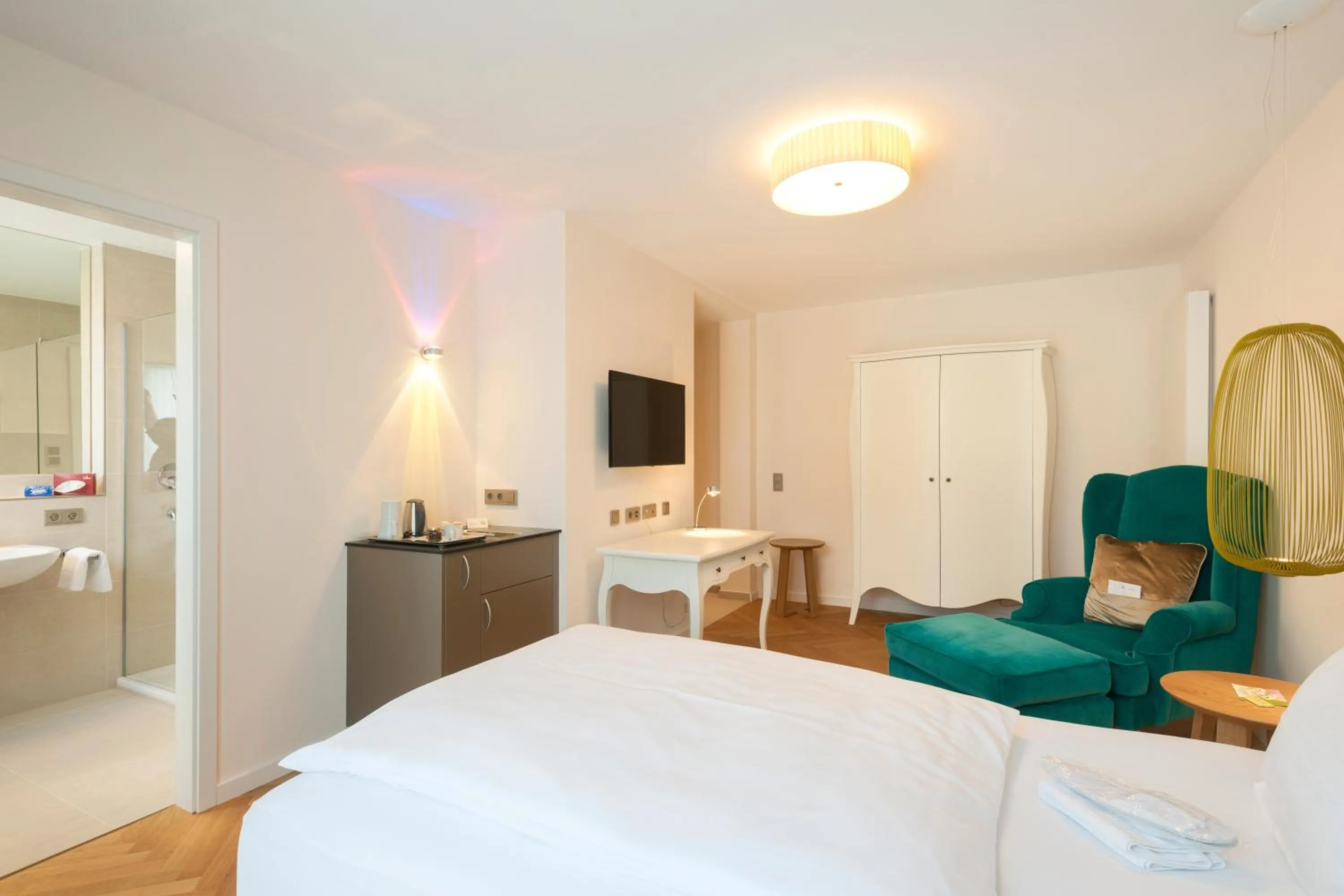 Bathroom, Bed in Hotel Traube Revital