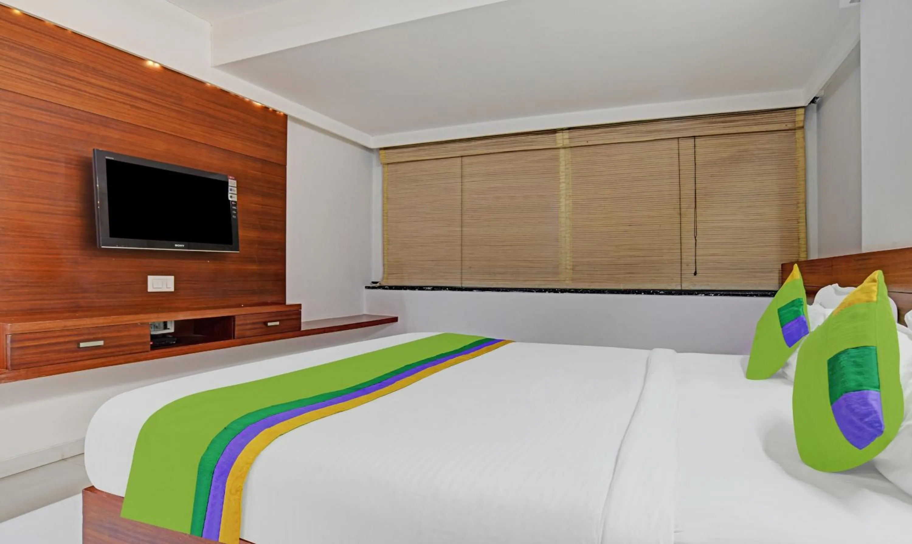 TV and multimedia, Bed in Treebo Trend Cherry Tree