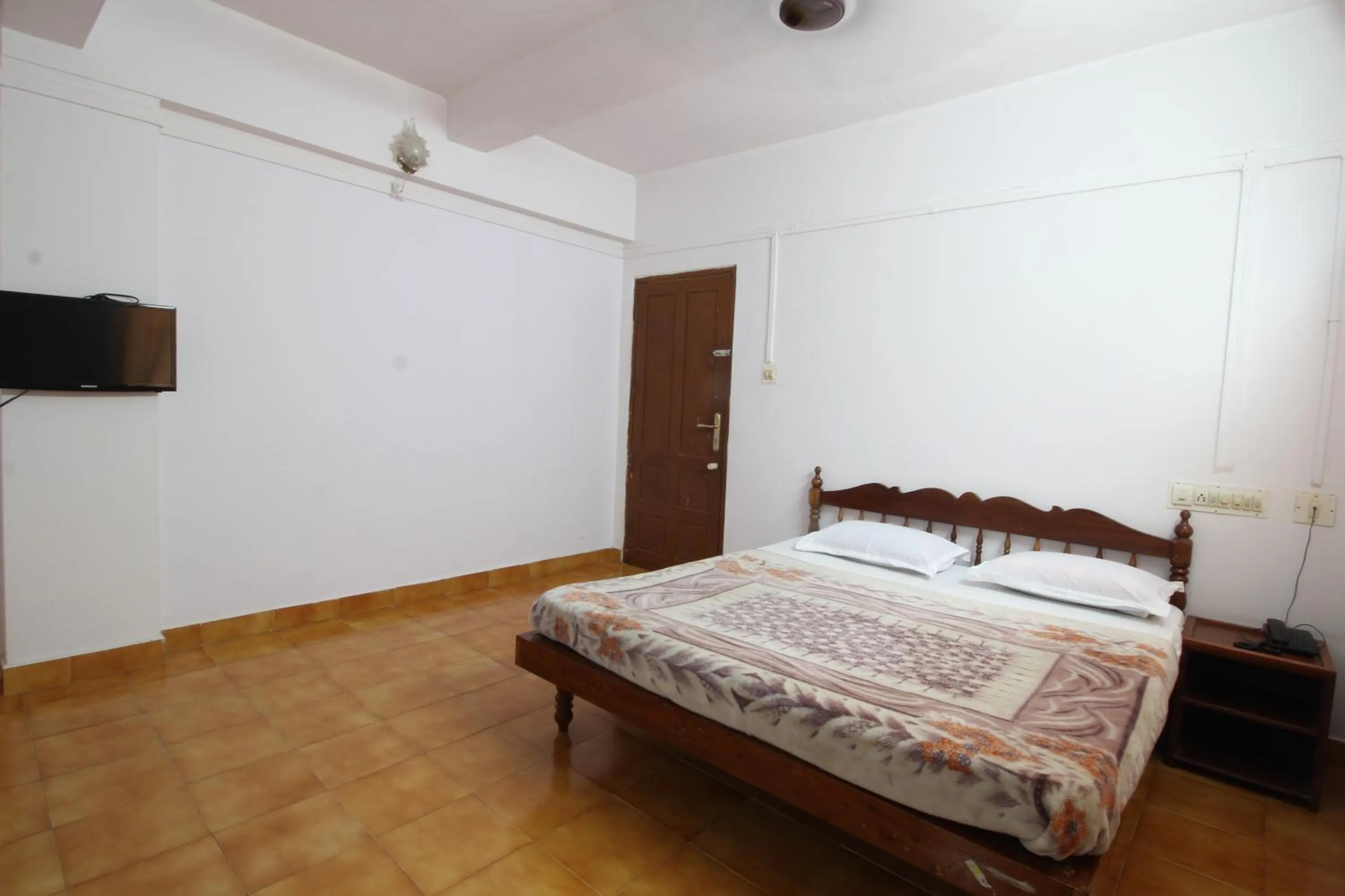 Bedroom, Bed in Dubai Hotel & Restaurant Kumarakom