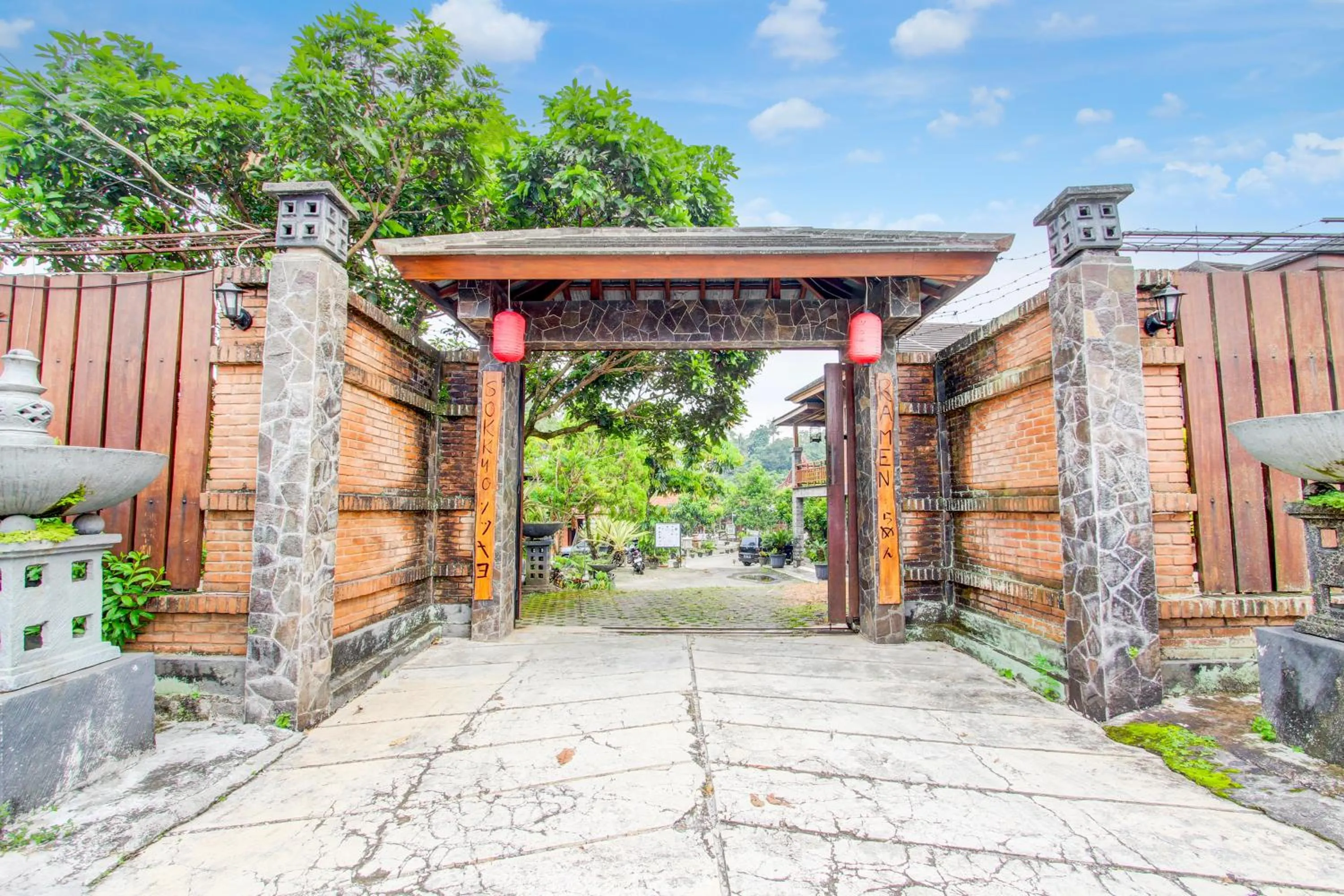 Facade/entrance in Capital O 93873 Sokkyo Homestay