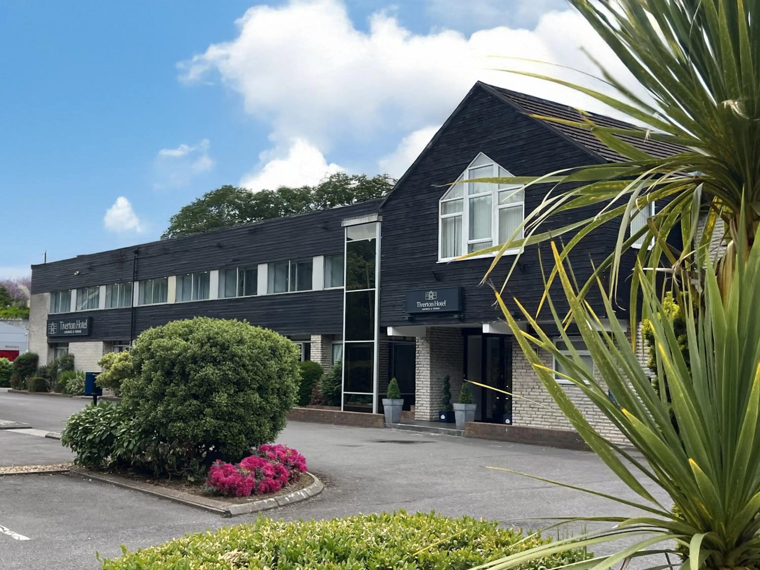 Property building in Tiverton Hotel Lounge & Venue