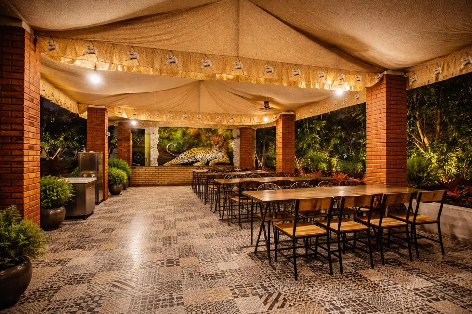 Restaurant/places to eat in Amber Resort